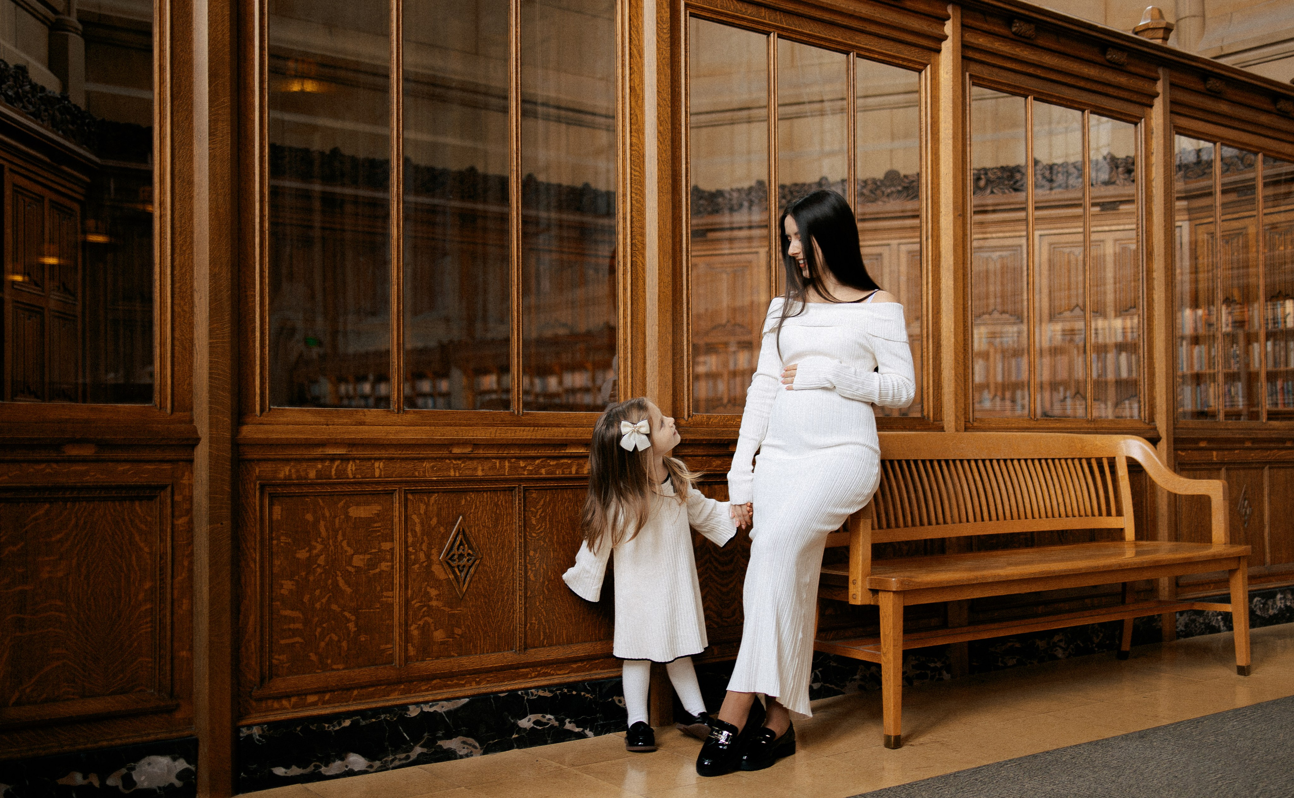Family in the library. Family photographer Oregon — Washington