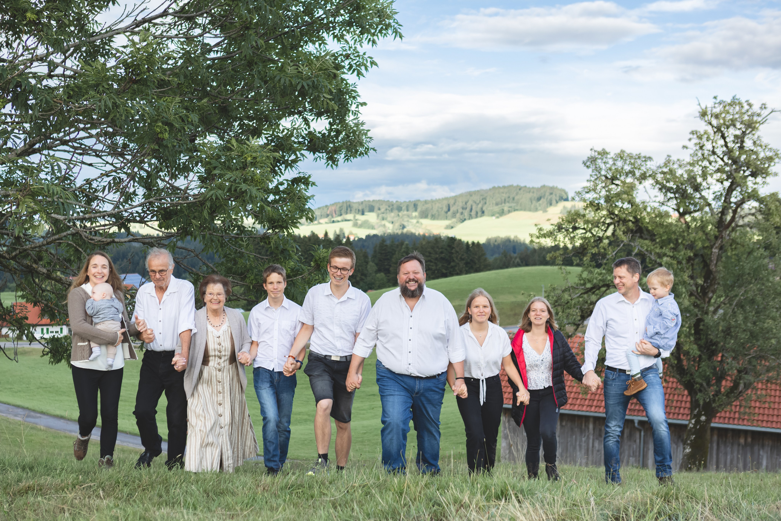 Familienfotografie Lindenberg, Familienfotograf Allgäu, Familien Fotoshooting Bayern, Kinder und Eltern Fotoshooting Lindenberg, Familienportraits Allgäu, Professionelle Familienfotografie Bayern, Familienfotos draußen Lindenberg, Familienbilder drinnen Allgäu, Outdoor Familienfotos Bayern, Familienshooting Lindenberg