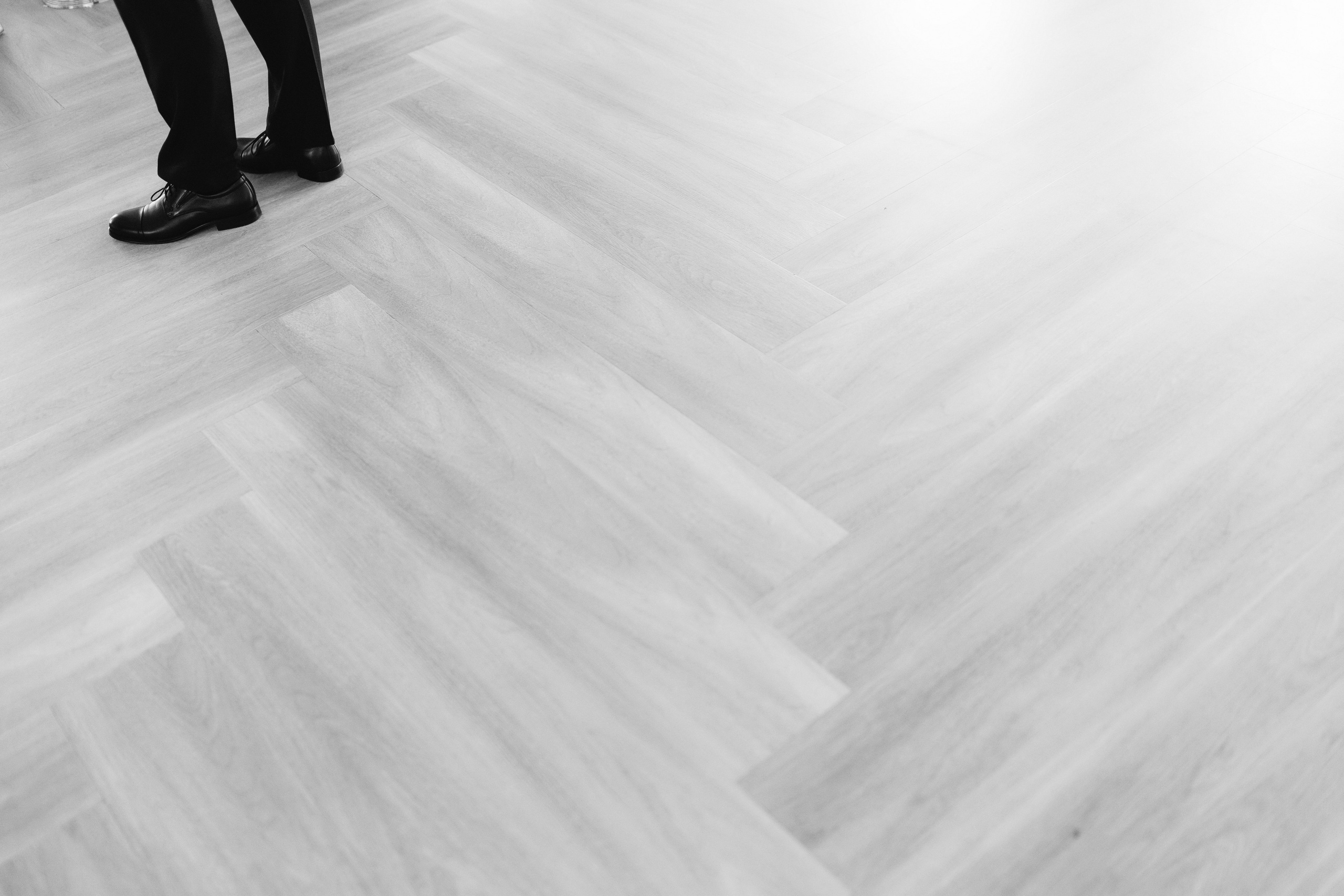 Fotografie de nuntă cu look de film, abordare discretă, momente autentice, realizată digital și pe film analog.