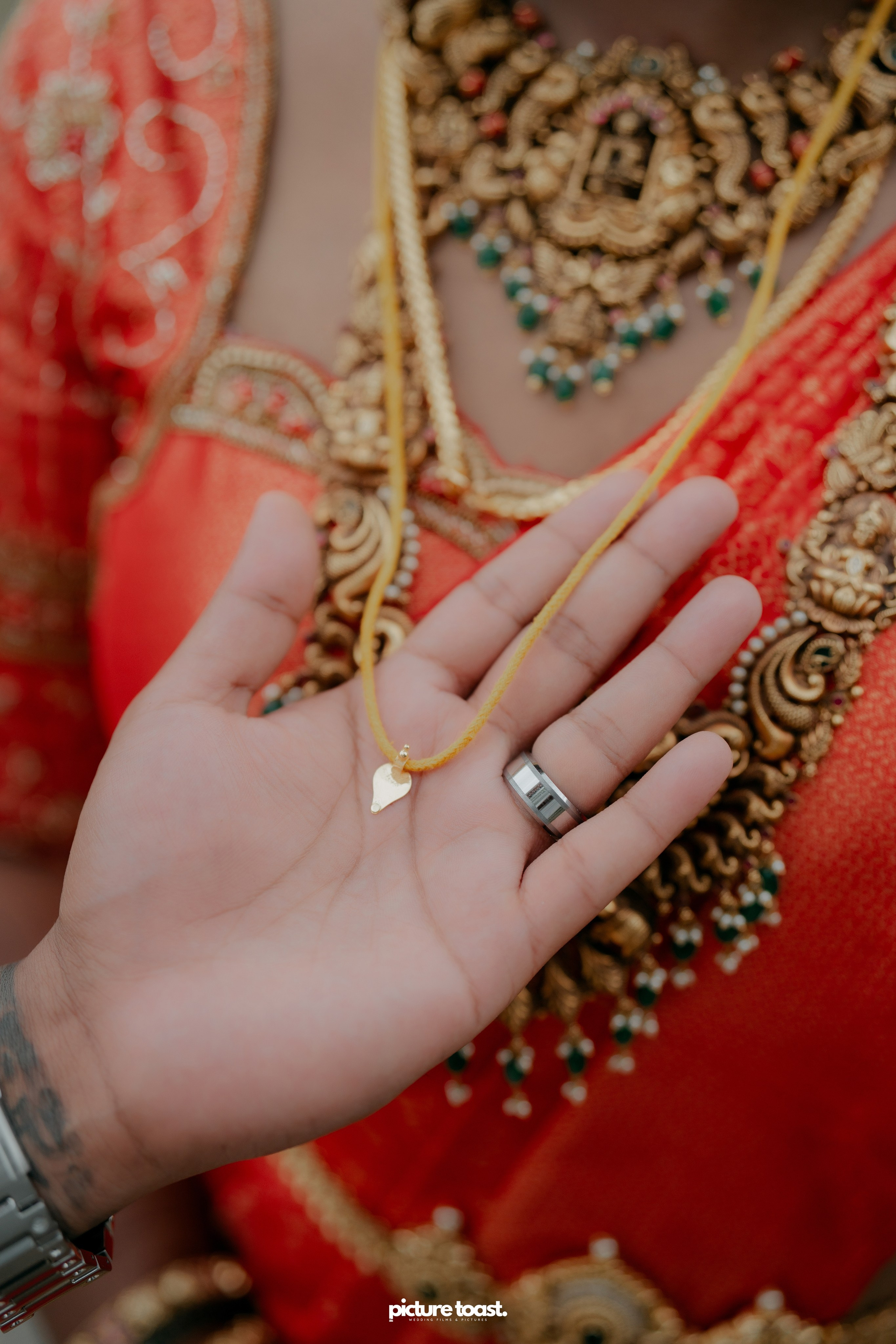 Traditional Kerala Hindu Wedding Ft. Anusree & Vishnu. Fine art Wedding Photographers in India & Canada