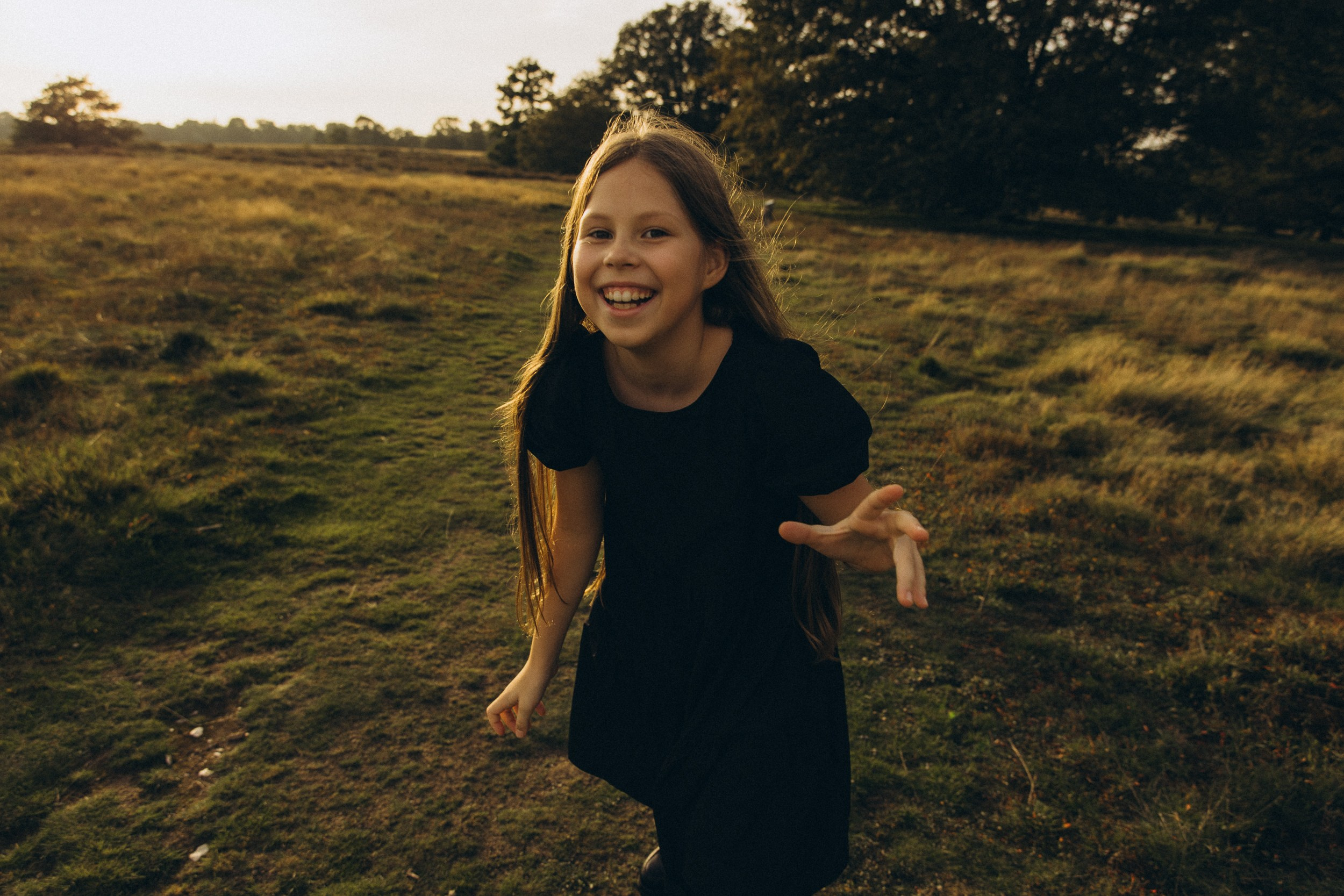 Mama und ihre zwei bezaubernden Töchter in einer familiären Fotosession. Familien & Hochzeitfotografin Nadja Holzmann