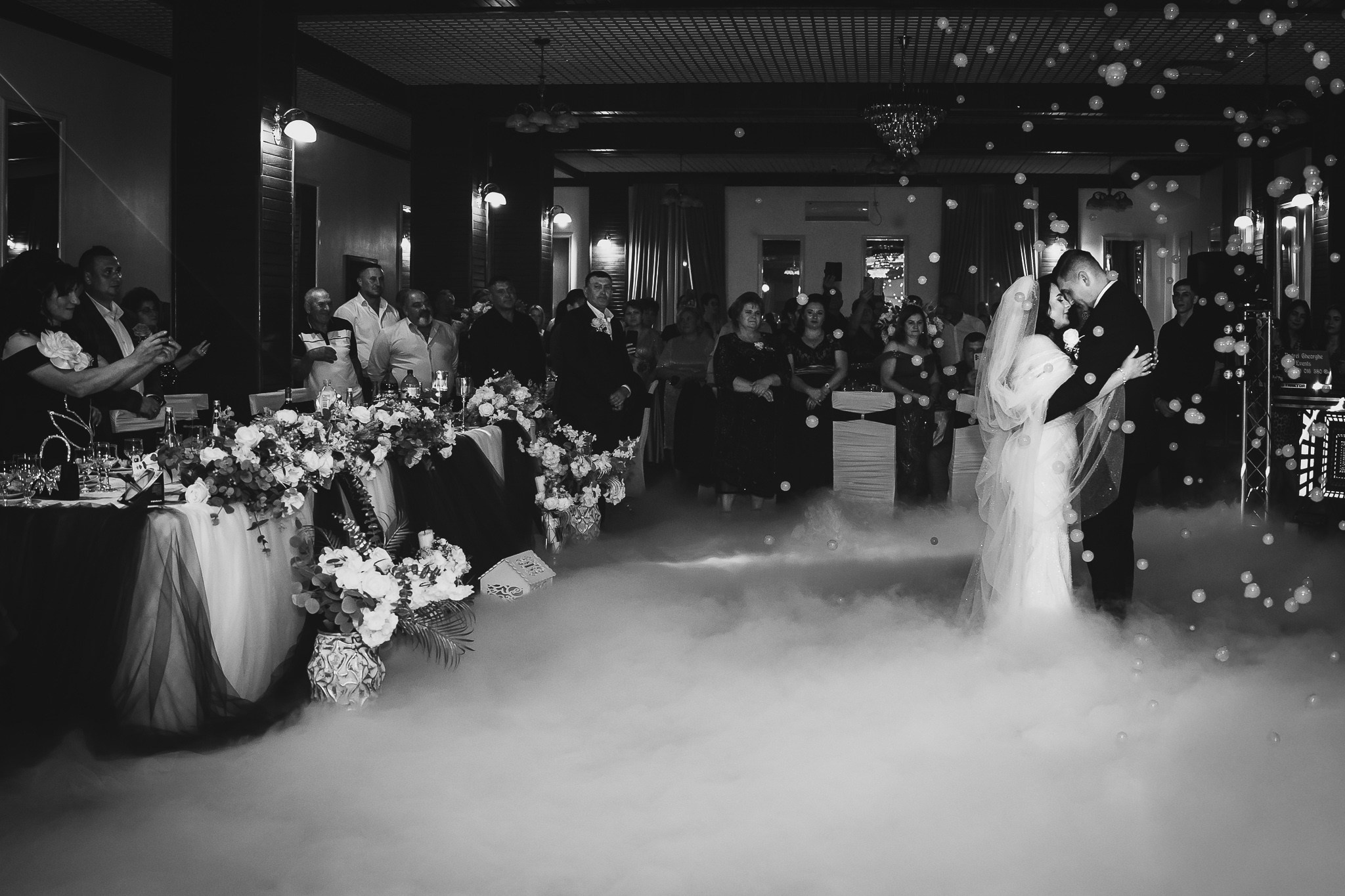 Moment emoționant din valsul mirilor la nuntă