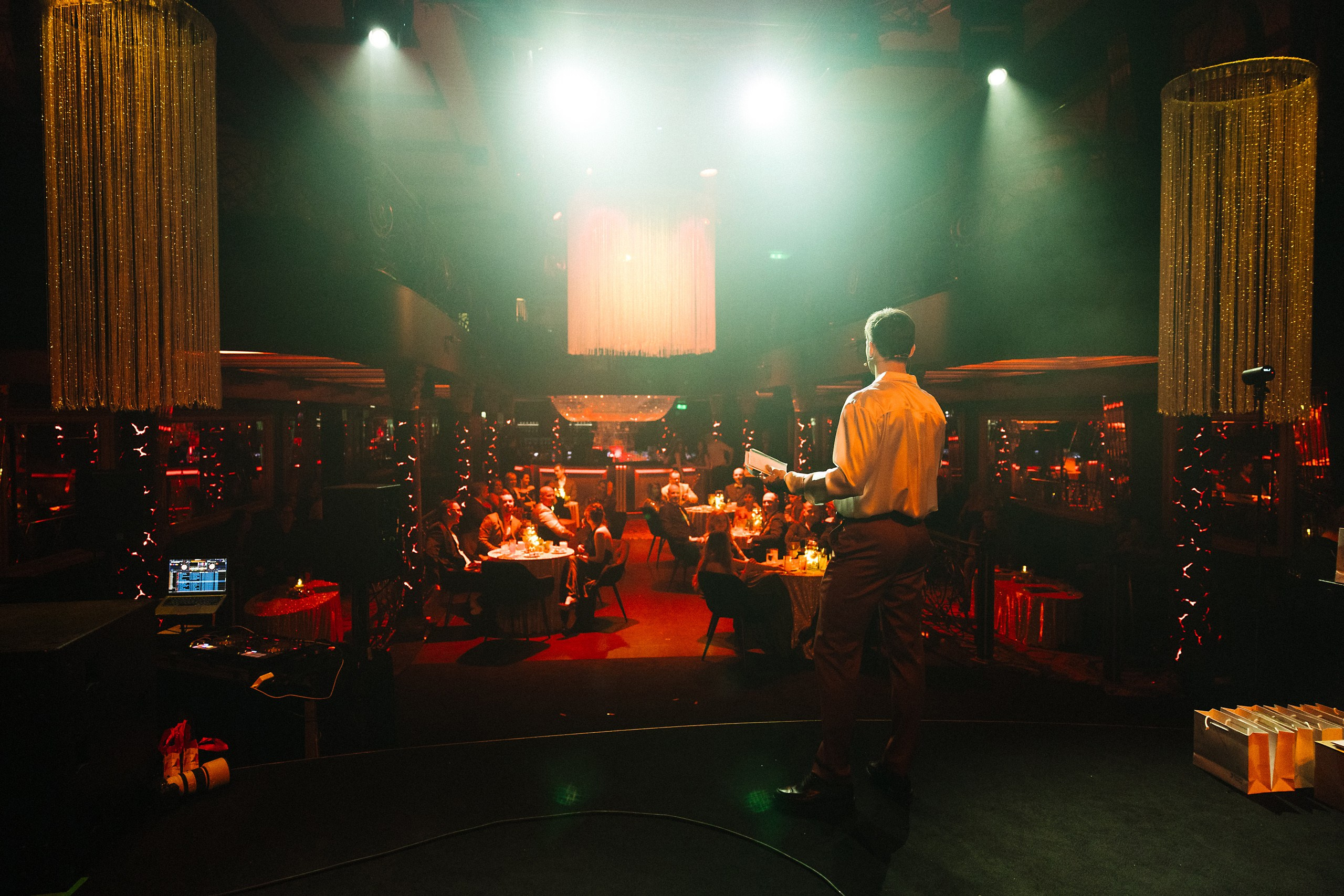 Новогодняя фотосессия в стиле «Оскар» для компаний — свет софитов и звёздные кадры. Евгений Тимофеев | Свадебный и контент-фотограф и видеограф в Риге