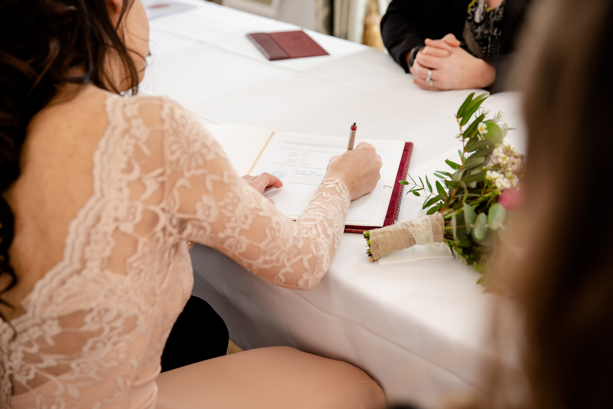 Standesamtliche Trauung Ovelgönne – Natürliche Hochzeitsfotos & Emotionale Reportagen. Hochzeitsfotografin in Gütersloh | Authentische Hochzeitsreportagen | TK Photographie