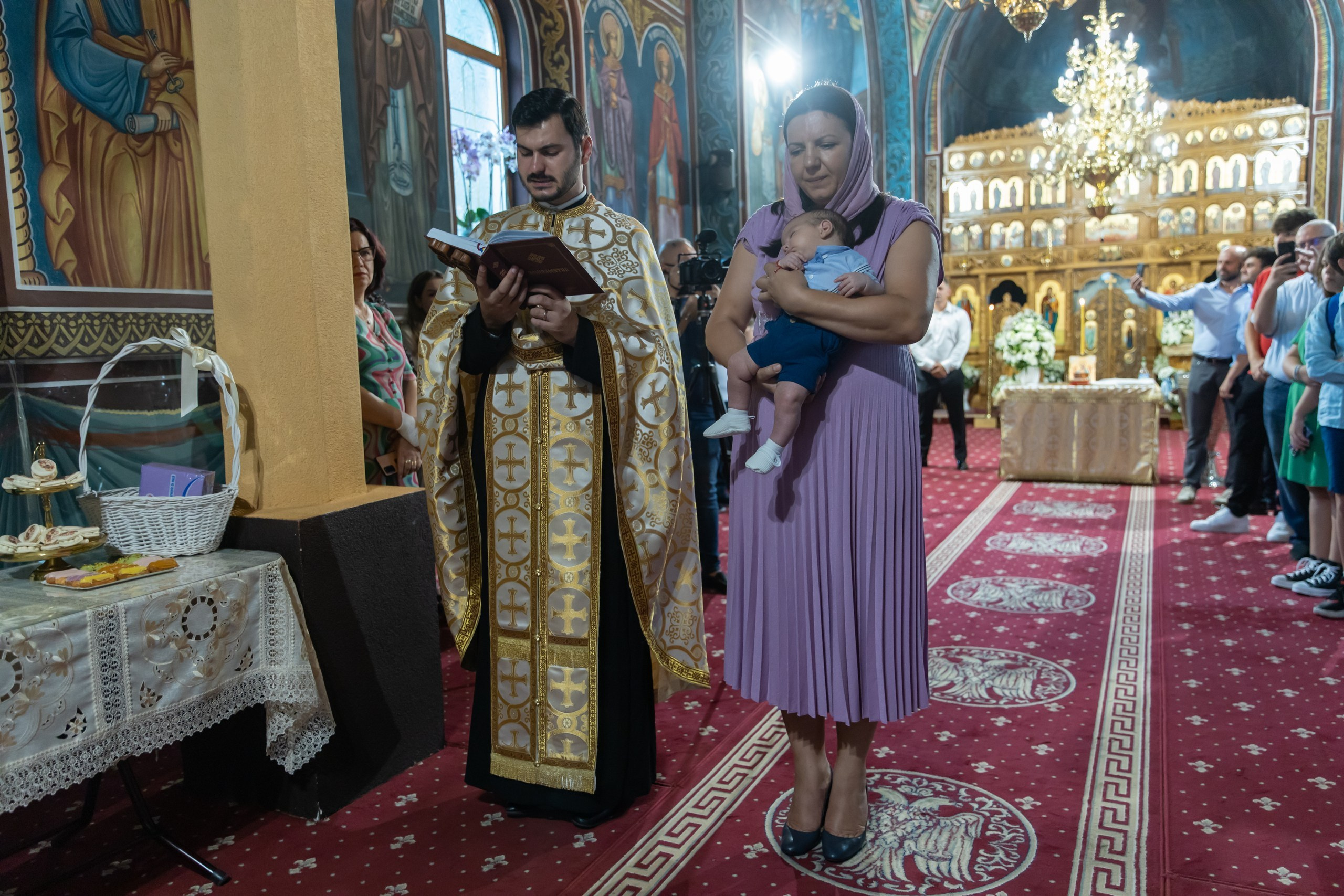 fotograf botez , fotografie botez Botoșani, fotograf Alin Chirilă, amintiri botez, fotografii botez, botez Miruna Parascheva, fotograf copii, fotografie botez în Botoșani-alt="botez , fotografie botez Alin Chirilă, amintiri botez, fotografii emoționante botez Botoșani"-- fotografii-botez-bebelus- amintiri-botez-micuț- moment-sfânt-crestinare- fotografie-emotionanta-botez- detalii-botez-bebelusi- parinti-fericiti-la-botez- fotograf-botez-profesionist- botez-in-biserica-ortodoxa- micuț-botezat-cu-emoție- zâmbete-și-lacrimi-la-botez- bebeluș-la-cristelniță- decor-botez-colorat- botez-cu-dragoste-și-credință- emotie-pura-la-botez- fotograf-botez-botosani- botez-iasi-suceava-fotograf- amintiri-nepretuite-botez-- Preotul ținându-l pe micuțul Mathias Gabriel la botez, în biserica Înălțarea Domnului, Copălău  - Detalii de la botezul lui Mathias – lumânare, trusou și icoană  - Familia lui Mathias Gabriel alături de micuț, în ziua botezului  - Portret emoționant cu mama și bebelușul în brațe, în biserică,fotograf profesionist evenimente Botoșani, Iași, Suceava, Fălticeni, Bacău, Pașcani, Roman - AlinoFotoStudio by Alin Chirilă - servicii foto nuntă, botez, cununie, ședințe foto creative, albume personalizate, fotografii emoționante și calitative pentru cele mai importante momente din viață,fotograf nuntă Botoșani Alin Chirilă,  ședință foto botez Iași - AlinoFotoStudio,  servicii fotograf profesionist evenimente Suceava,  fotograf cununie civilă Fălticeni - Alin Chirilă,  album foto nuntă personalizat Bacău.“Bebeluș botezat în biserică, ținut în brațe de nași”	•	“Detaliu cu lumânarea de botez decorată cu flori albe”	•	“Părinți emoționați alături de copilul lor la ceremonia de botez”	•	“Masa festivă de botez cu decor tematic și tort personalizat”	•	“Momentul în care preotul toarnă apă sfințită pe fruntea bebelușului”	“Bebeluș în rochie albă de botez, zâmbind în brațele mamei”	•	“Detaliu cu cruciulița de botez așezată pe o pernă de satin”	•	“Părinți și nași aprinzând lumânările în timpul ceremoniei de botez”	•	“Tort de botez decorat cu figurine tematice și numele copilului”	•	“Copil botezat dormind liniștit în pătuțul decorat festiv”	•	“Momentul în care preotul binecuvântează copilul în fața altarului”	•	“Invitați adunându-se în jurul mesei festive la petrecerea de botez”	•	“Bebeluș ținând în mână o jucărie personalizată primită la botez”	•	“Familie fericită pozând împreună după ceremonia de botez”	•	“Decor tematic cu baloane și flori la locația petrecerii de botez” fotograf Botoșani fotograf evenimente fotograf botez Alin Chirila fotograf alinofotostudio.fotograf botez Amelis Maria, fotografie botez Botoșani, fotograf Alin Chirilă, amintiri botez, fotografii botez, botez Amelis Maria, fotograf copii, fotografie botez în Botoșani,