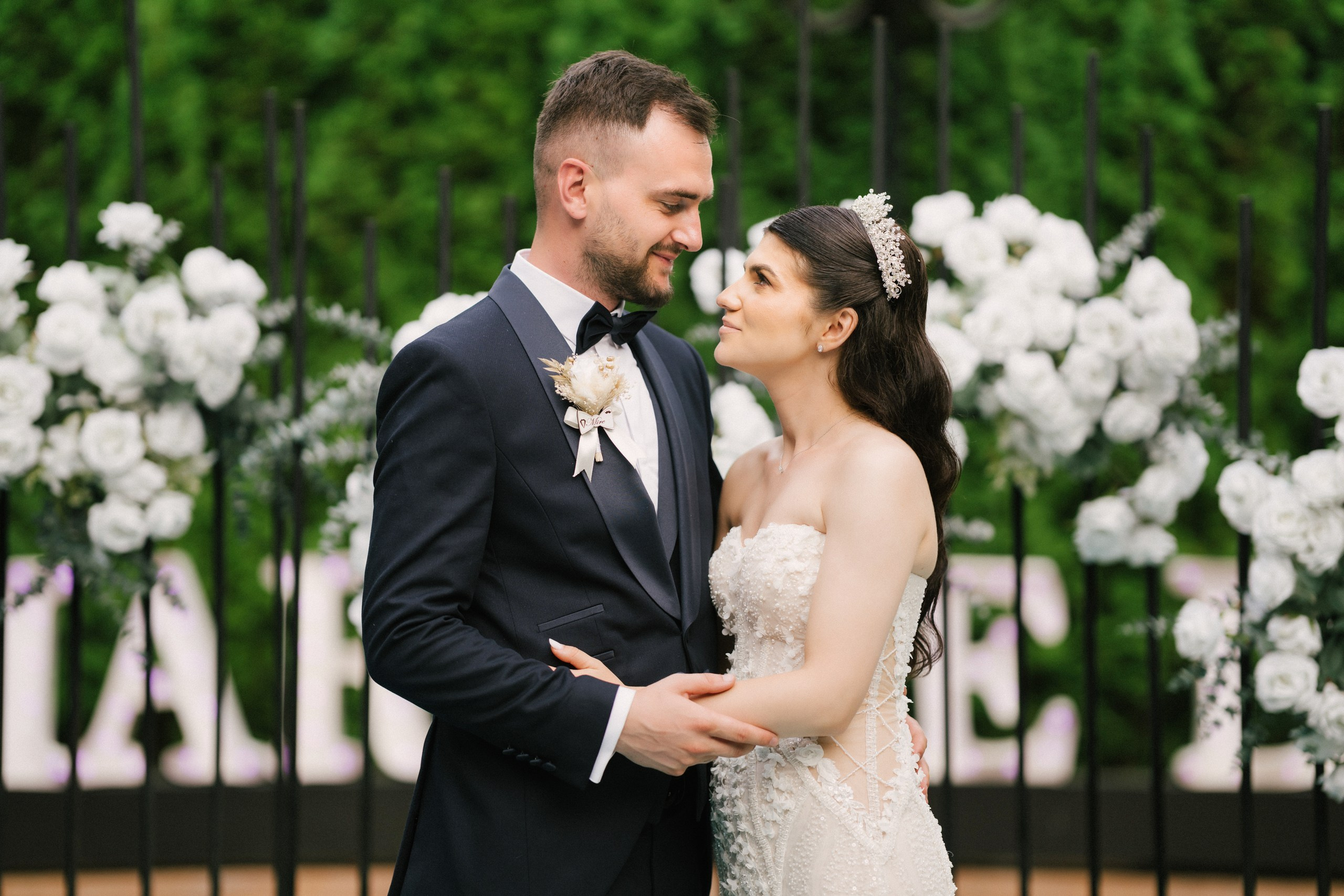 1. Mireasa Adriana în timpul pregătirilor de nuntă în Tudora Botoșani2. Costumul mirelui Ionuț fotografiat artistic în ziua nunții3. Prietenii mirelui la tradițiile de nuntă în Tudora4. Bărbieritul mirelui în cadrul obiceiurilor tradiționale de nuntă5. Fotografii de familie la biserică în ziua nunții6. Portret de familie cu mirii și copilul lor la nunta din Botoșani7. Primul dans al mirilor la Mariage Dor Baisa Botoșani8. Decor elegant de nuntă la Mariage Dor Baisa9. Emoții și tradiții la nunta din Tudora județul Botoșani10. Fotograf profesionist de nuntă în Botoșani surprinzând momente autentice - otograf-nunta-botosanifotograf-evenimente-botosanifotograf-profesionist-botosanifotograf-nunta-tudoranunta-tudora-botosanisedinta-foto-nunta-botosanipoze-nunta-botosanifotografii-nunta-tudorafotograf-cununie-religioasa-botosanibiserica-sfintii-imparati-constantin-si-elena-tudoramariage-dor-baisa-botosanirestaurant-nunta-botosanidansul-mirilor-mariage-dorpregatiri-mire-botosanipregatiri-mireasa-botosanitraditii-nunta-moldovaobiceiuri-nunta-tudorafotograf-familie-nunta-botosaniportret-miri-botosanigalerie-foto-nunta-botosanialbum-foto-nunta-botosaninunta-eleganta-botosaninunta-cu-traditii-botosanifotograf-premium-nunta-botosaniservicii-foto-video-botosanipoveste-de-nunta-botosanifotograf-documentar-nuntafotograf-natural-emotionalmiri-ionut-si-adriananunta-autentica-tudora -otograf-nunta-botosanifotograf-nunta-tudoranunta-tudora-botosanifotograf-evenimente-botosanifotograf-profesionist-botosaniservicii-foto-video-botosanigalerie-foto-nunta-botosanialbum-foto-nunta-botosani - nunta-autentica-botosaninunta-cu-traditii-botosanipoveste-de-nunta-botosanifotografii-emotionante-nuntamomente-autentice-nuntafotografie-documentara-nuntafotograf-natural-nunta- pregatiri-miri-tudorabiserica-tudora-botosanicununie-religioasa-tudoramariage-dor-baisa-botosanipetrecere-nunta-botosanivalsul-mirilor-botosani - alino-foto-studio-botosaniionut-si-adriana-nunta-tudorafotograf-alin-chirila-botosani