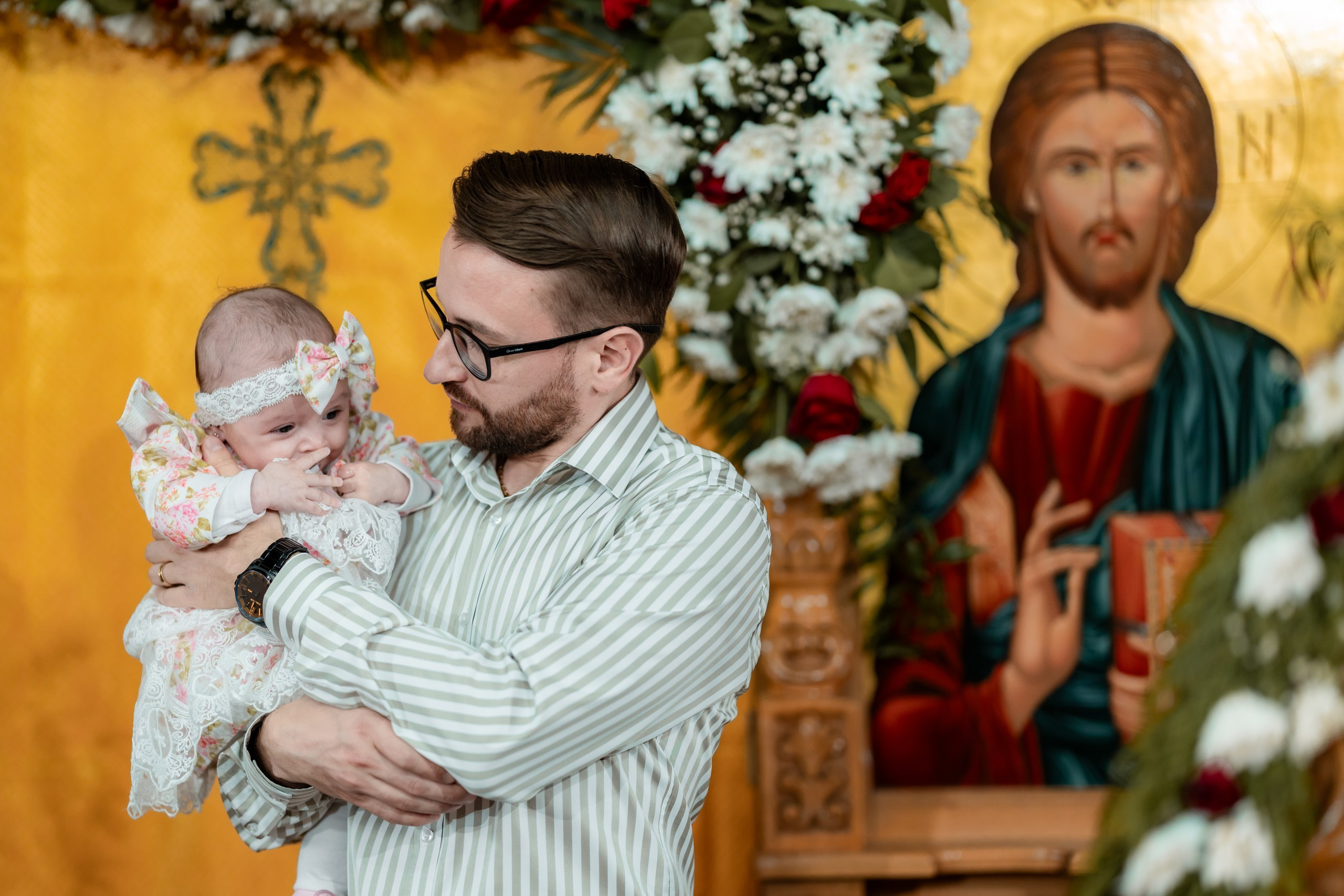 fotograf botez , fotografie botez Botoșani, fotograf Alin Chirilă, amintiri botez, fotografii botez, botez Miruna Parascheva, fotograf copii, fotografie botez în Botoșani-alt="botez , fotografie botez Alin Chirilă, amintiri botez, fotografii emoționante botez Botoșani"-- fotografii-botez-bebelus- amintiri-botez-micuț- moment-sfânt-crestinare- fotografie-emotionanta-botez- detalii-botez-bebelusi- parinti-fericiti-la-botez- fotograf-botez-profesionist- botez-in-biserica-ortodoxa- micuț-botezat-cu-emoție- zâmbete-și-lacrimi-la-botez- bebeluș-la-cristelniță- decor-botez-colorat- botez-cu-dragoste-și-credință- emotie-pura-la-botez- fotograf-botez-botosani- botez-iasi-suceava-fotograf- amintiri-nepretuite-botez-- Preotul ținându-l pe micuțul Mathias Gabriel la botez, în biserica Înălțarea Domnului, Copălău  - Detalii de la botezul lui Mathias – lumânare, trusou și icoană  - Familia lui Mathias Gabriel alături de micuț, în ziua botezului  - Portret emoționant cu mama și bebelușul în brațe, în biserică,fotograf profesionist evenimente Botoșani, Iași, Suceava, Fălticeni, Bacău, Pașcani, Roman - AlinoFotoStudio by Alin Chirilă - servicii foto nuntă, botez, cununie, ședințe foto creative, albume personalizate, fotografii emoționante și calitative pentru cele mai importante momente din viață,fotograf nuntă Botoșani Alin Chirilă,  ședință foto botez Iași - AlinoFotoStudio,  servicii fotograf profesionist evenimente Suceava,  fotograf cununie civilă Fălticeni - Alin Chirilă,  album foto nuntă personalizat Bacău.“Bebeluș botezat în biserică, ținut în brațe de nași”	•	“Detaliu cu lumânarea de botez decorată cu flori albe”	•	“Părinți emoționați alături de copilul lor la ceremonia de botez”	•	“Masa festivă de botez cu decor tematic și tort personalizat”	•	“Momentul în care preotul toarnă apă sfințită pe fruntea bebelușului”	“Bebeluș în rochie albă de botez, zâmbind în brațele mamei”	•	“Detaliu cu cruciulița de botez așezată pe o pernă de satin”	•	“Părinți și nași aprinzând lumânările în timpul ceremoniei de botez”	•	“Tort de botez decorat cu figurine tematice și numele copilului”	•	“Copil botezat dormind liniștit în pătuțul decorat festiv”	•	“Momentul în care preotul binecuvântează copilul în fața altarului”	•	“Invitați adunându-se în jurul mesei festive la petrecerea de botez”	•	“Bebeluș ținând în mână o jucărie personalizată primită la botez”	•	“Familie fericită pozând împreună după ceremonia de botez”	•	“Decor tematic cu baloane și flori la locația petrecerii de botez” fotograf Botoșani fotograf evenimente fotograf botez Alin Chirila fotograf alinofotostudio.fotograf botez Amelis Maria, fotografie botez Botoșani, fotograf Alin Chirilă, amintiri botez, fotografii botez, botez Amelis Maria, fotograf copii, fotografie botez în Botoșani,