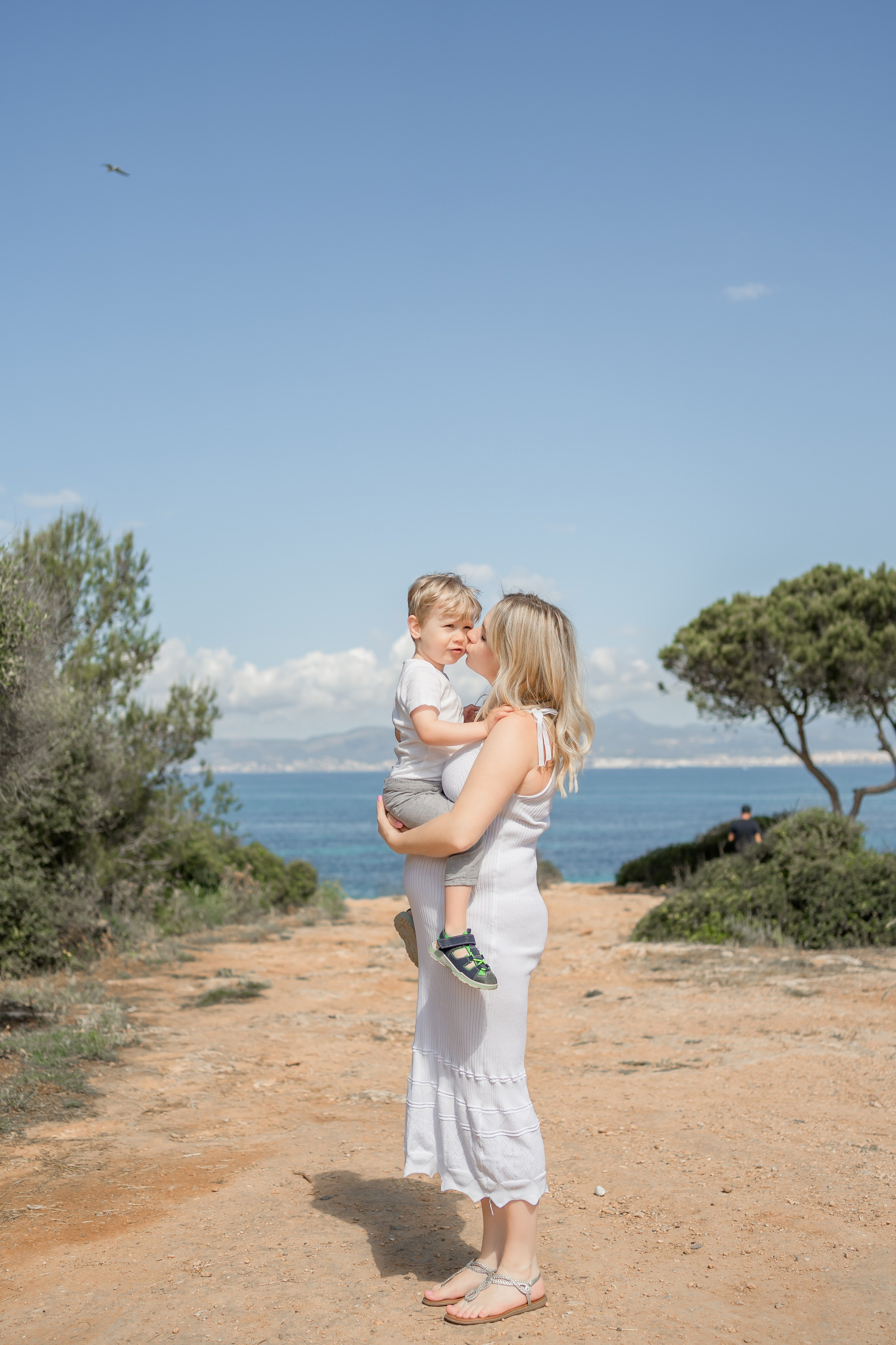 Babybauch-Shooting am Meer auf Mallorca mit Familie. Deine Fotografin auf Mallorca für Familien und Business