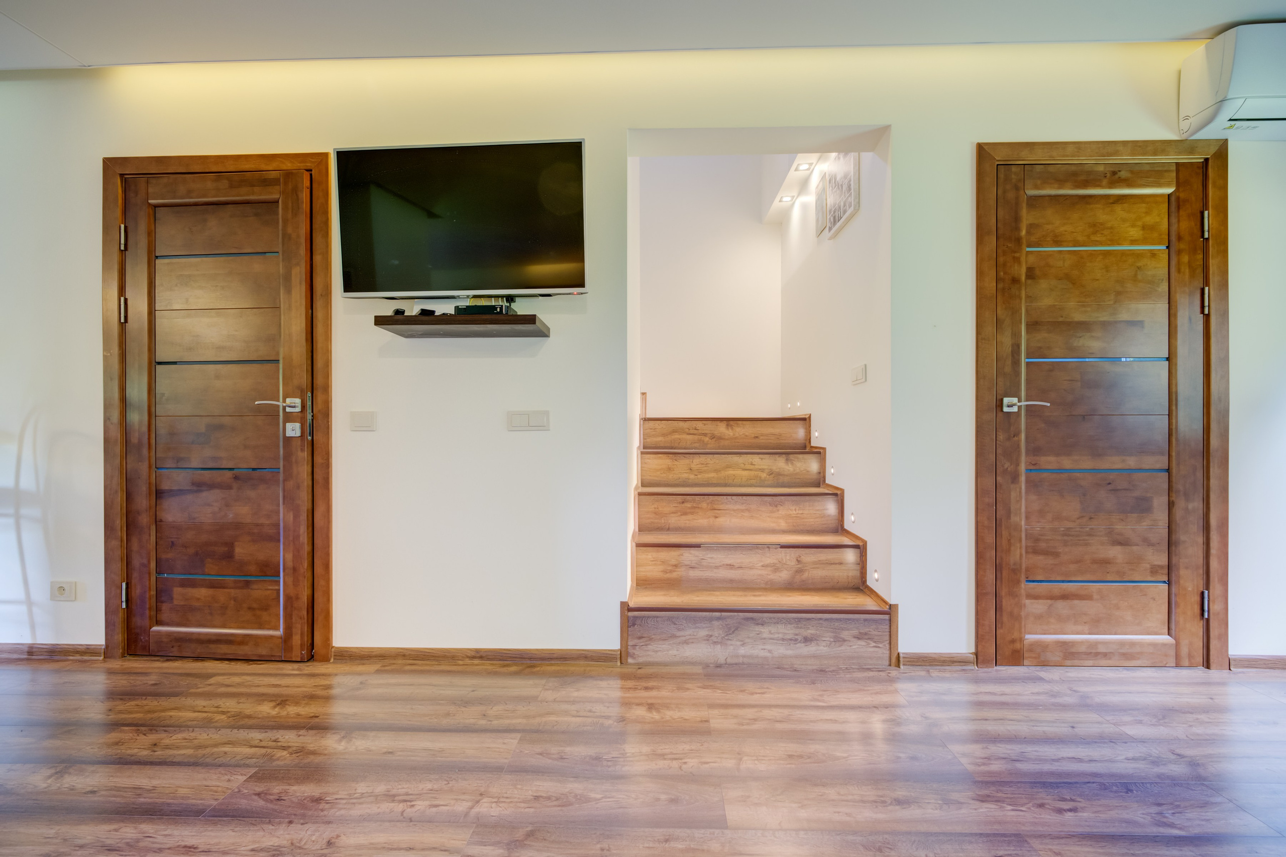 Sadyba Vinliaus r. prie ežero. Elina Sapiega fotografė Vilniuje