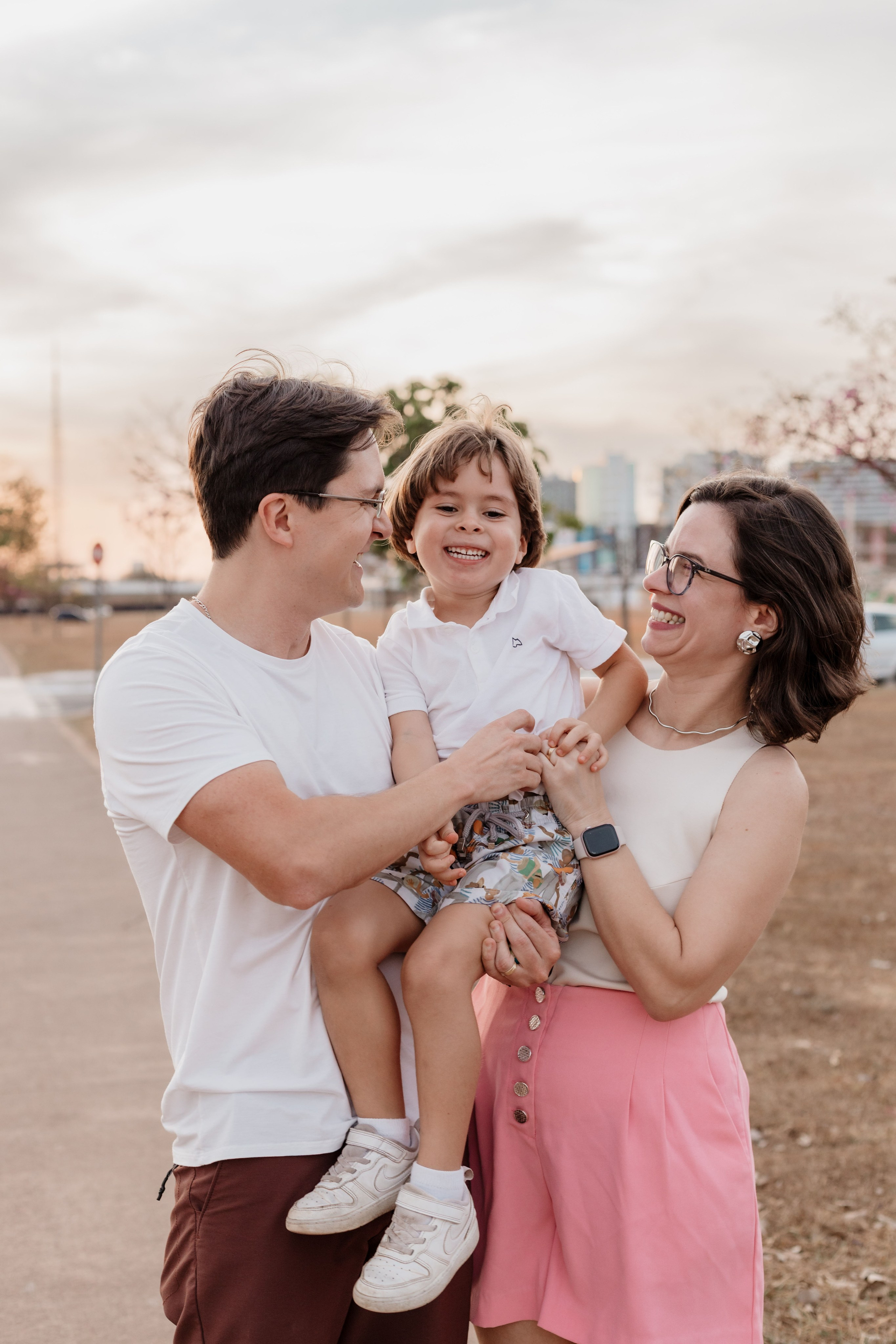 Ensaio Família na Catedral de Brasília | Fotografia Afetiva em Brasília. Ize Fotografia — Ensaios e Festas de Família em Recife e Brasília