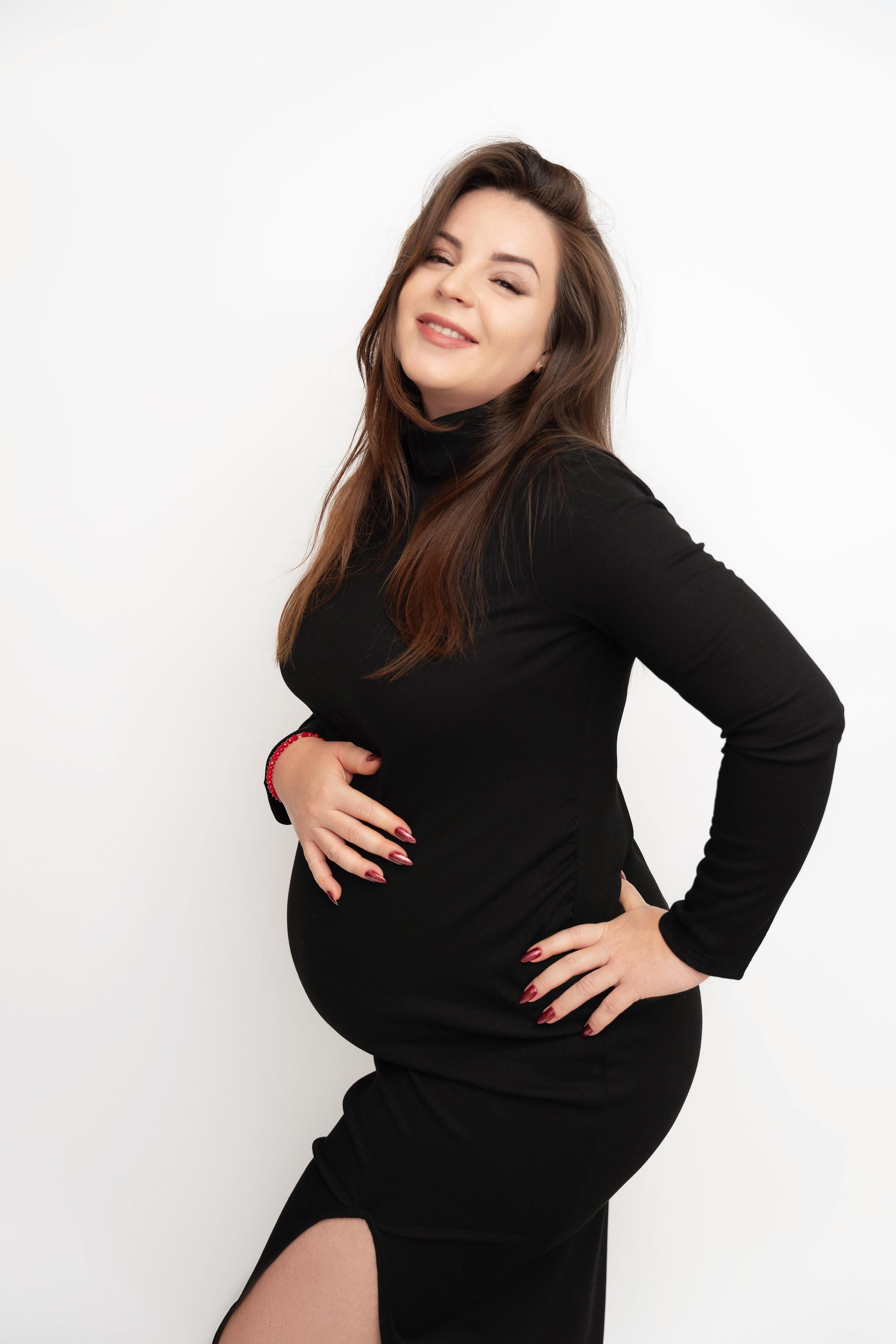 babybauch fotoshooting im schwarzen Kleid