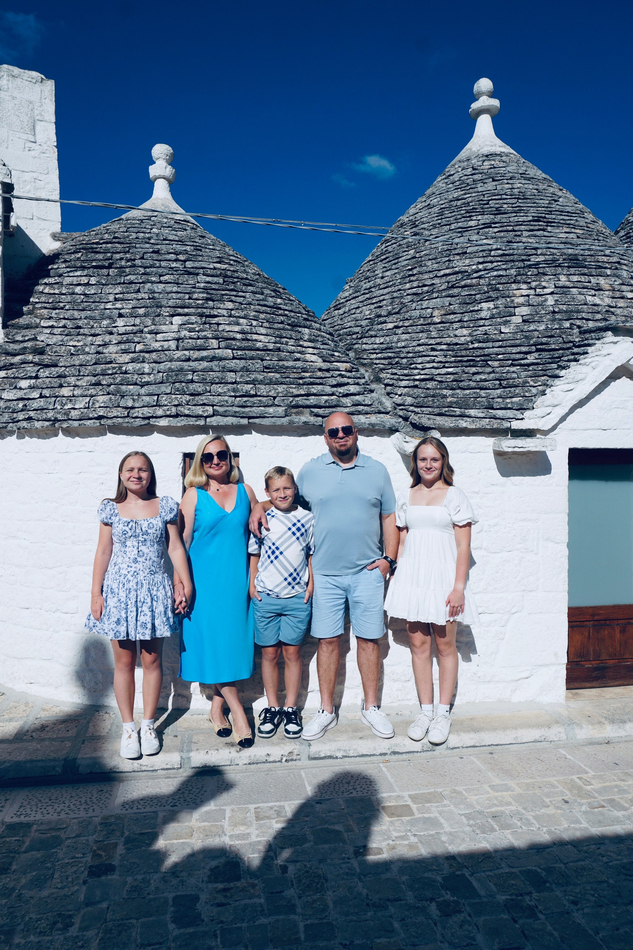 Passeggiata ad Alberobello con turisti americani felici. Fotografa e Videografa in Puglia Sokhova Albina