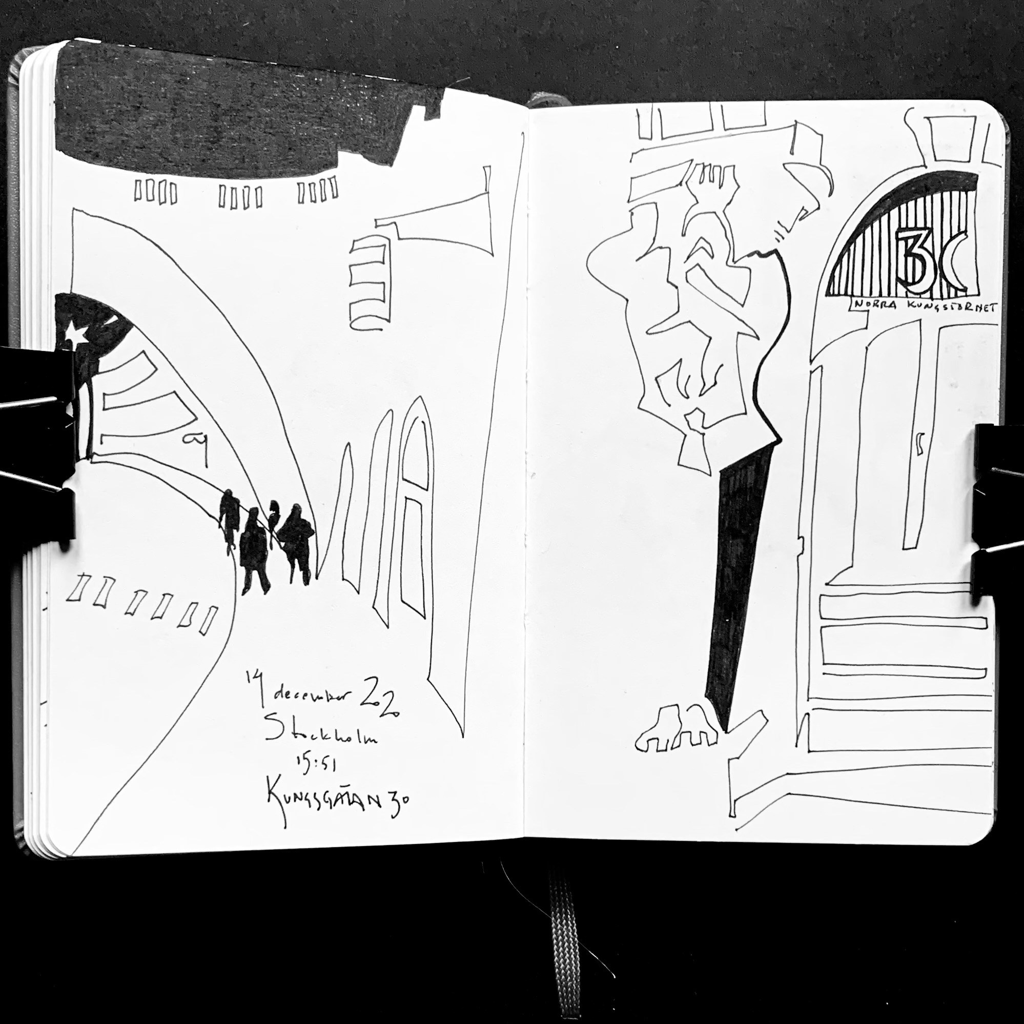 Disegni originali in bianco e nero su taccuino Moleskine, realizzati a Stoccolma nell’arco di diversi anni come parte di una pratica costante di disegno su carta. Kungsgatan.
