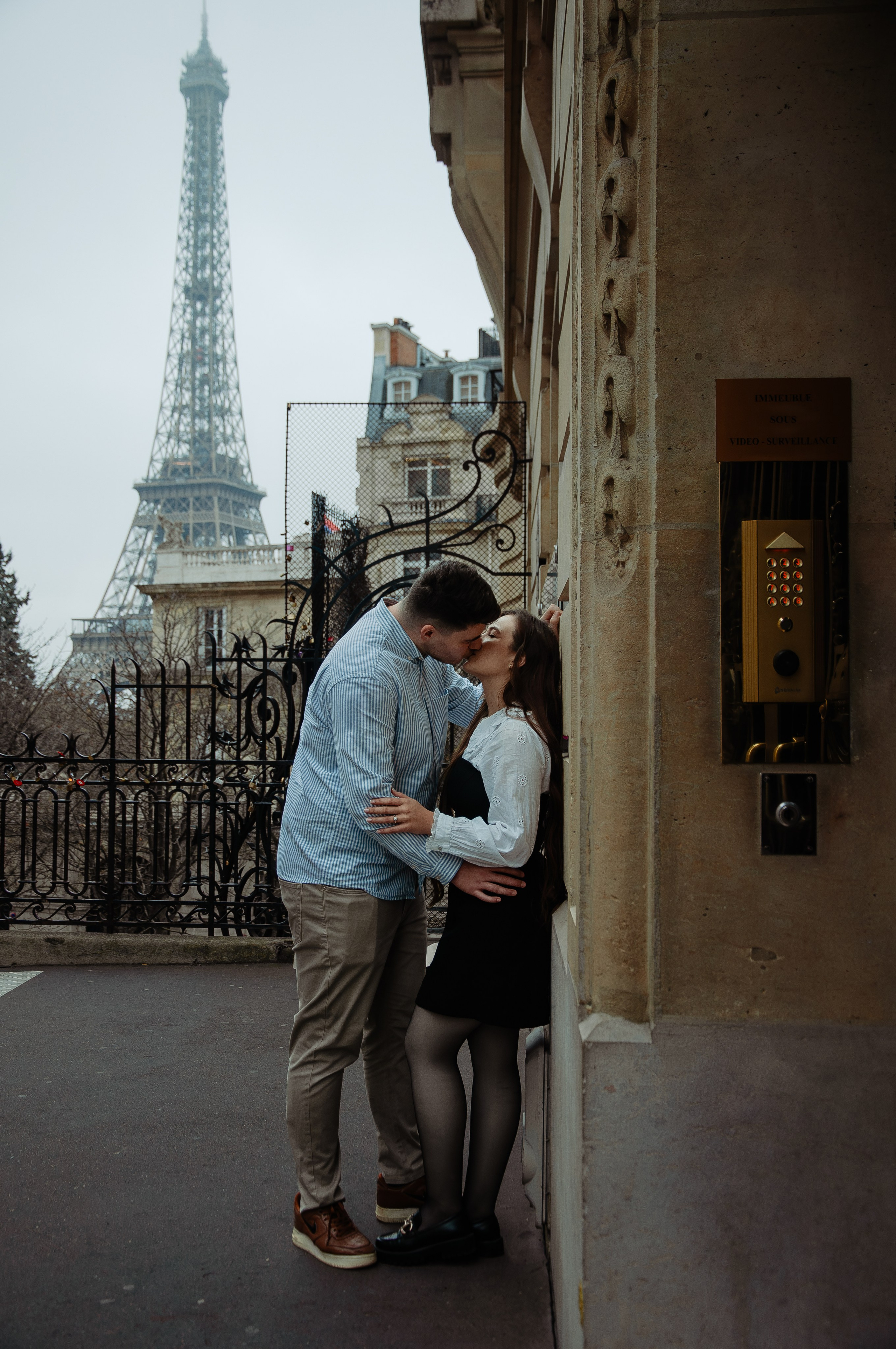 Помолвочная фотосессия у Эйфелевой башни. Фотограф в Париже Полина Осипова
