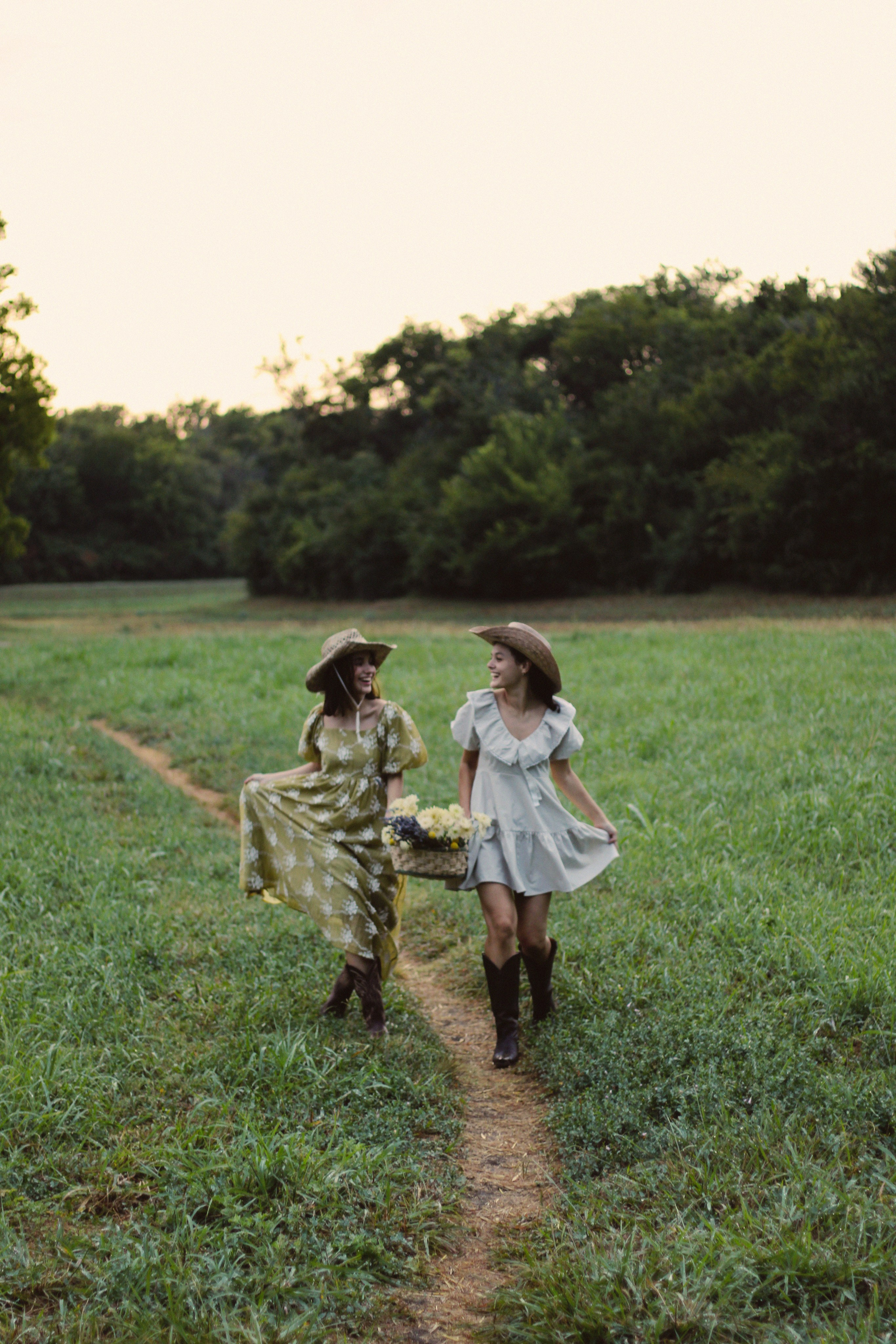 Countryside cowgirl-style portrait photoshoot. Lana Petrychenko — Portrait & Family Photographer. Valencia, Spain
