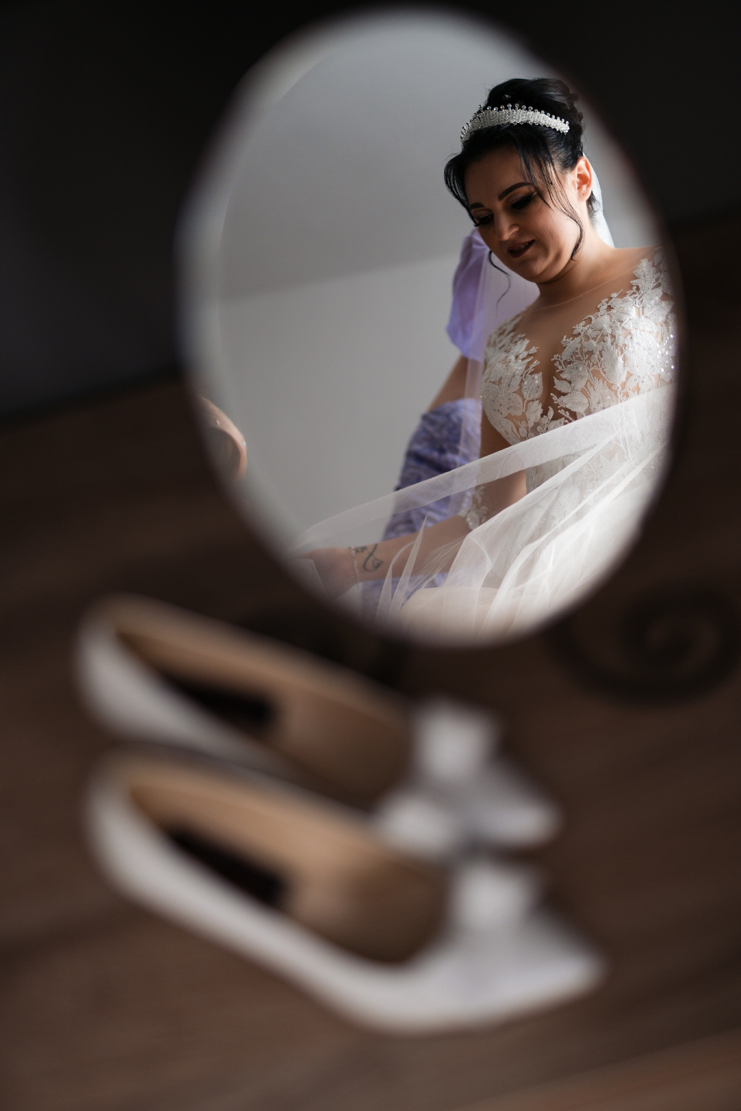 Pantofii miresei intr-o reflexie