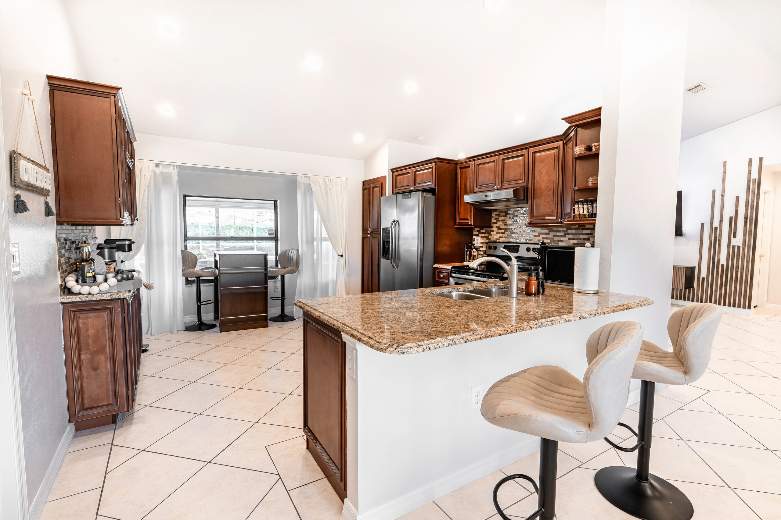 The house is for Rent AirBNB: https://ru.airbnb.com/rooms/1023445326769536774?_set_bev_on_new_domain=1702356155_MDFhNDI0ZDdjMDhj&source_impression_id=p3_1702356155_K3LTjNJeF83QUyI0