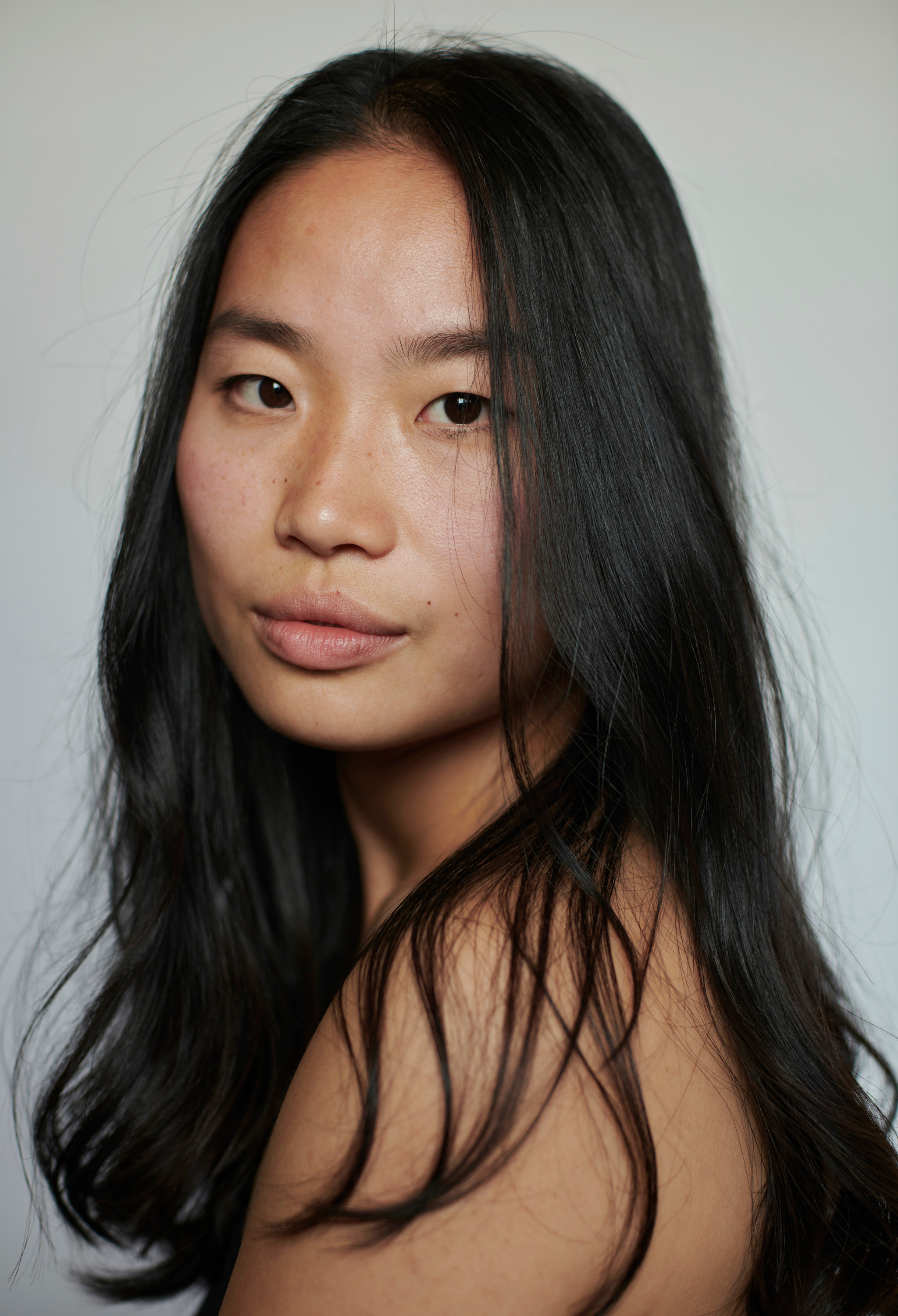 Portret fotografie van een jonge vrouw met lang donker haar