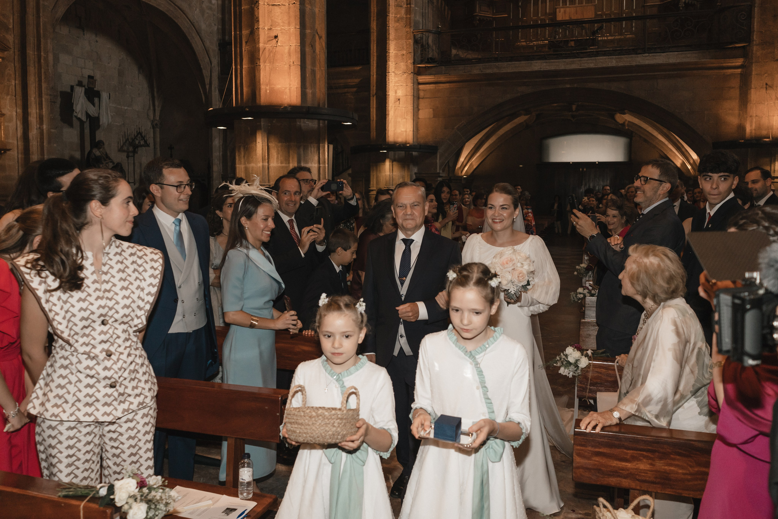 Elegancia y alegría familiar. Boda de Andrés y Lucía en San Sebastián. Holigood foto y video reportaje de bodas en San Sebastián y Europa
