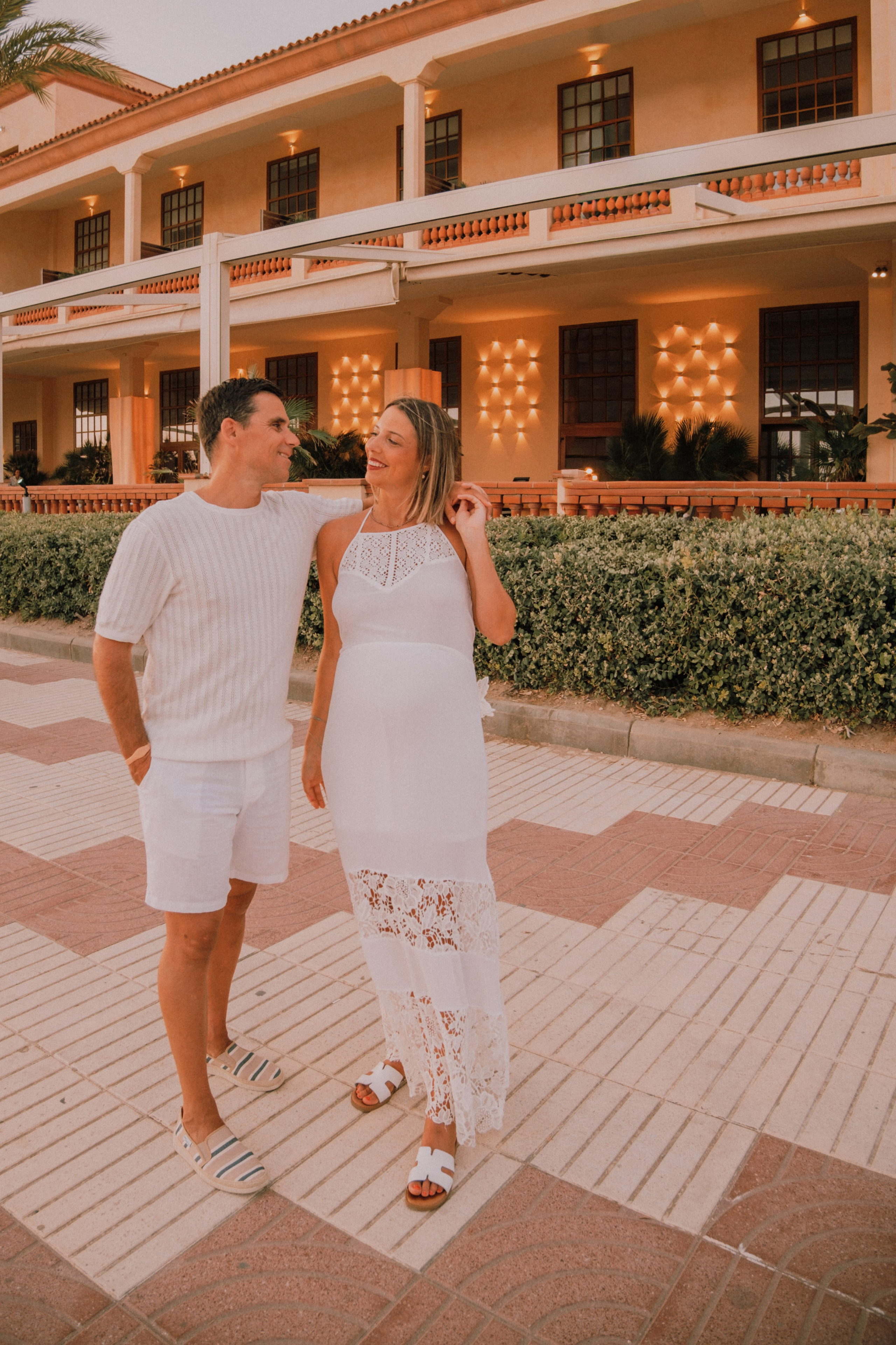 Sesión embarazo en la playa. Fotografía profesional en Calafell - Elena Medvedeva