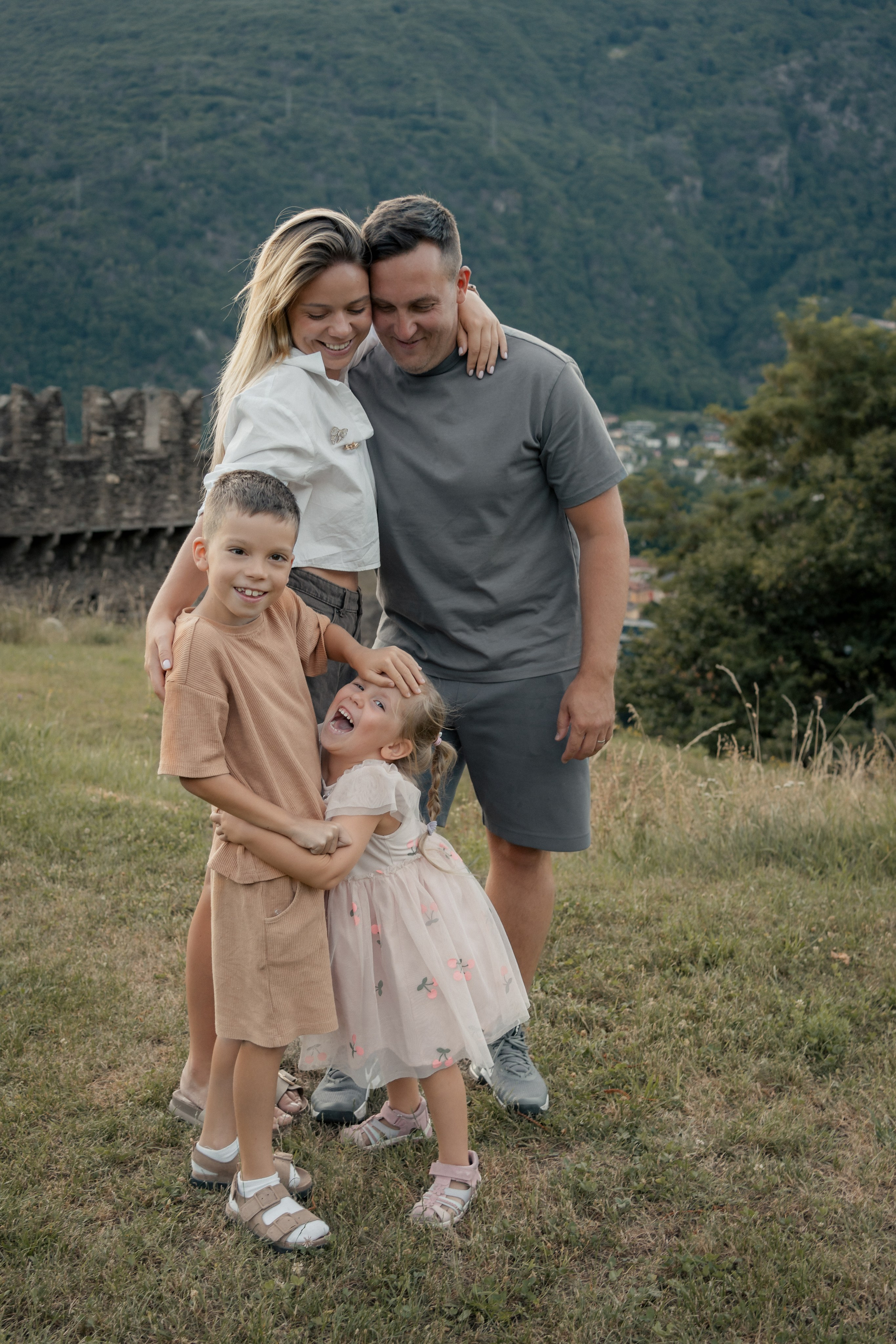 Sesión familiar con vistas a Bellinzona. Fotografía profesional en Calafell - Elena Medvedeva