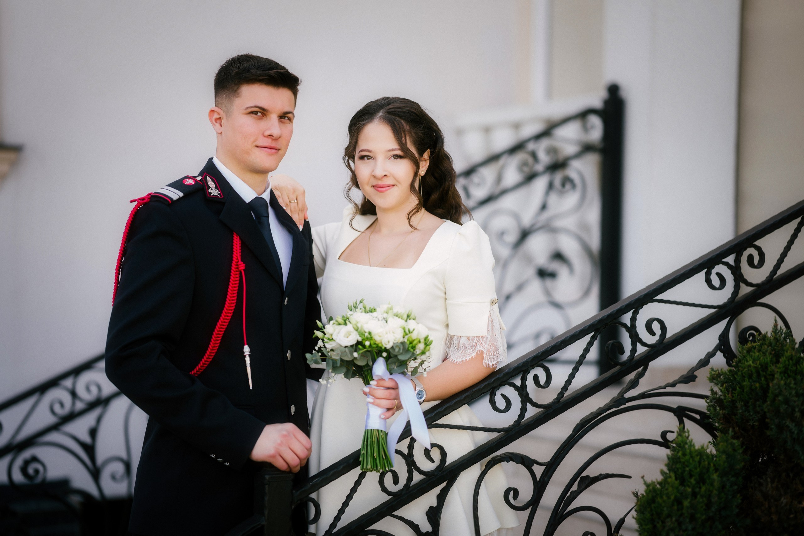 Povestitor prin fotografie - Fotograf nuntă Botoșani  – Alin Chirilă -* Gabriel și Denisa la starea civilă în Unțeni Botoșani, fotografie de cuplu pe scări elegante, Alin Chirilă fotograf* Mire și mireasă după cununia civilă în comuna Unțeni Botoșani, ședință foto realizată de AlinoFotoStudio* Fotograf stare civilă Botoșani, Gabriel și Denisa privindu-se cu drag pe scările locației de eveniment* Cuplu proaspăt căsătorit la cununia civilă Unțeni, fotografie romantică realizată de Alin Chirilă fotograf* Gabriel și Denisa după ceremonia civilă, ședință foto la Restaurant Luceafărul Popas Cucorăni* Fotograf evenimente Botoșani, stare civilă Unțeni, mire și mireasă în cadru elegant și luminos* Mire în uniformă și mireasă cu buchet alb, fotografie de nuntă civilă în județul Botoșani* AlinoFotoStudio portret de cuplu la stare civilă, Gabriel și Denisa în ziua logodnei civile* Fotograf cununie civilă Botoșani, moment romantic surprins la Popas Cucorăni Luceafărul* Gabriel și Denisa și-au spus da la Unțeni Botoșani, amintiri fotografice naturale și elegante* Mireasă cu păr ondulat și mire în uniformă militară, fotografie de cuplu la stare civilă* Alin Chirilă povestitor prin fotografie, cununie civilă Gabriel și Denisa în Botoșani* Ședință foto de stare civilă Botoșani, cuplu pe scări decorative într-un cadru rafinat* Fotograf nuntă și stare civilă Suceava Botoșani Iași, Gabriel și Denisa în ziua cea mare* Imagine romantică de la cununia civilă Unțeni, mire și mireasă zâmbind unul către celălalt, fotograf uvertura mall Botoșani, fotograf mall- servicii foto- video Botoșani 