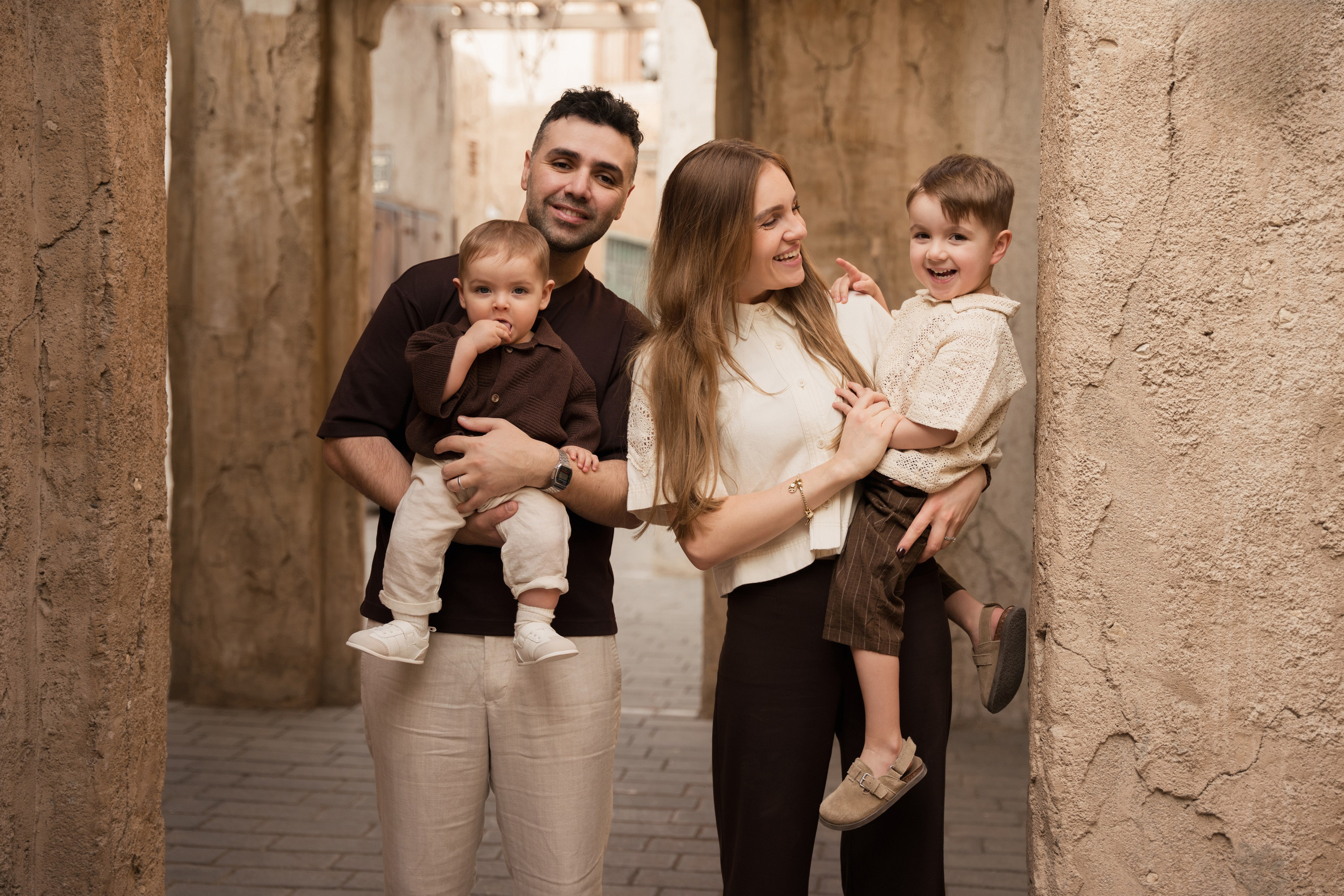 Old Town walk. Angela Iakovleva — Family Photographer in Dubai