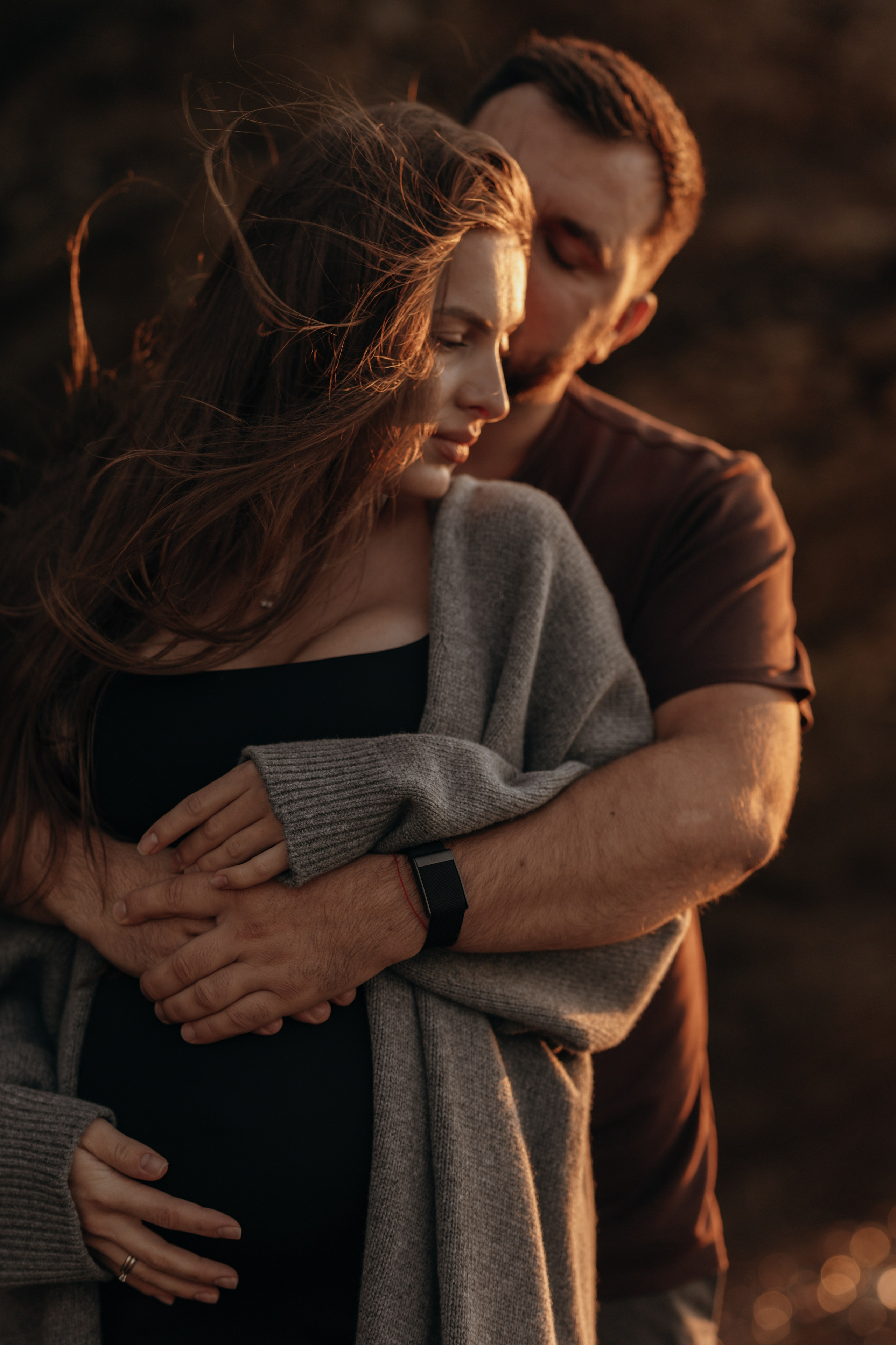 Sunset maternity photoshoot. Annah Louwagie — Lifestyle photographer for couples, families & brands | France & worldwide