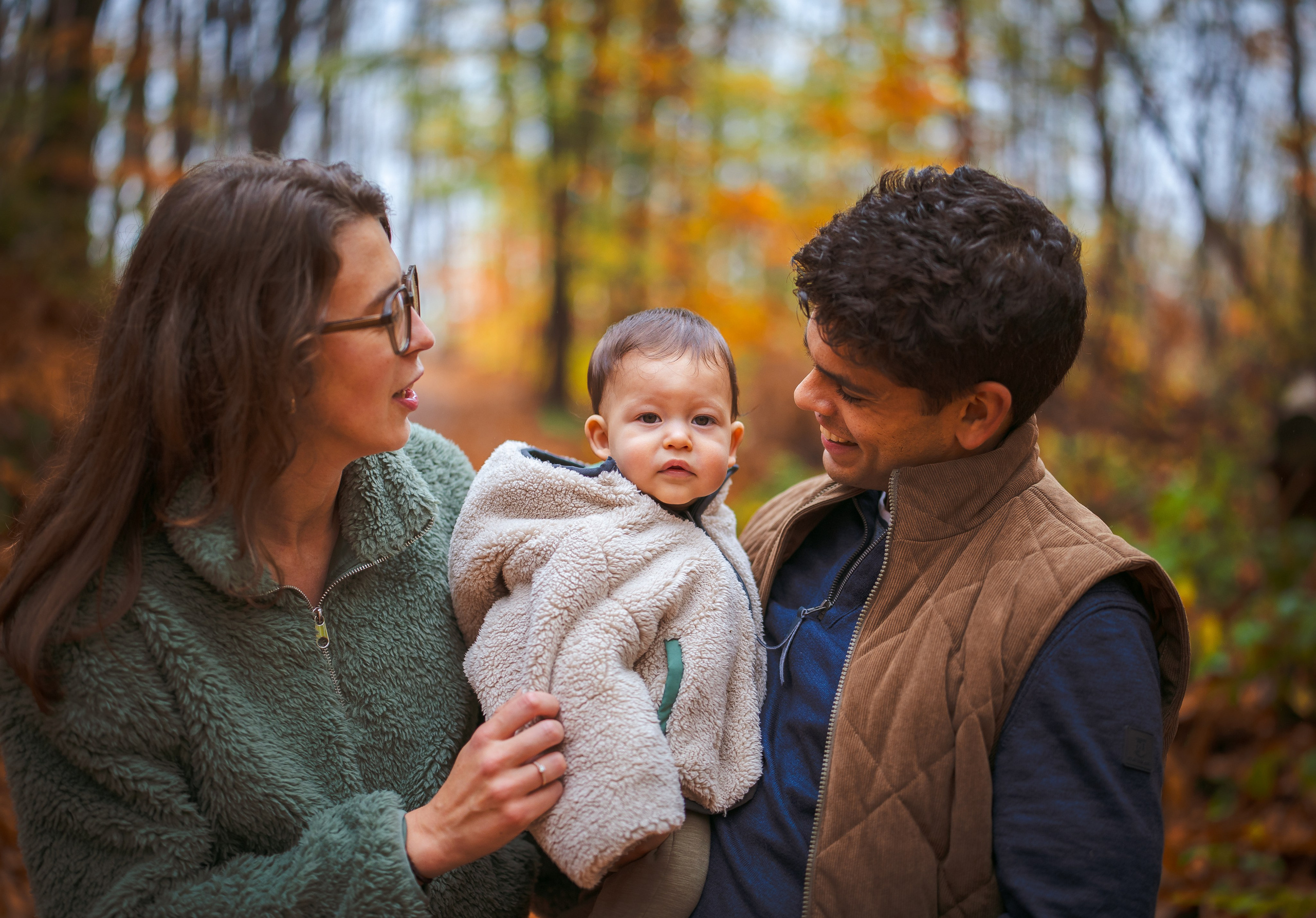 Familie in warme herfstkleuren tijdens fotoshoot - Kapture Fotografie