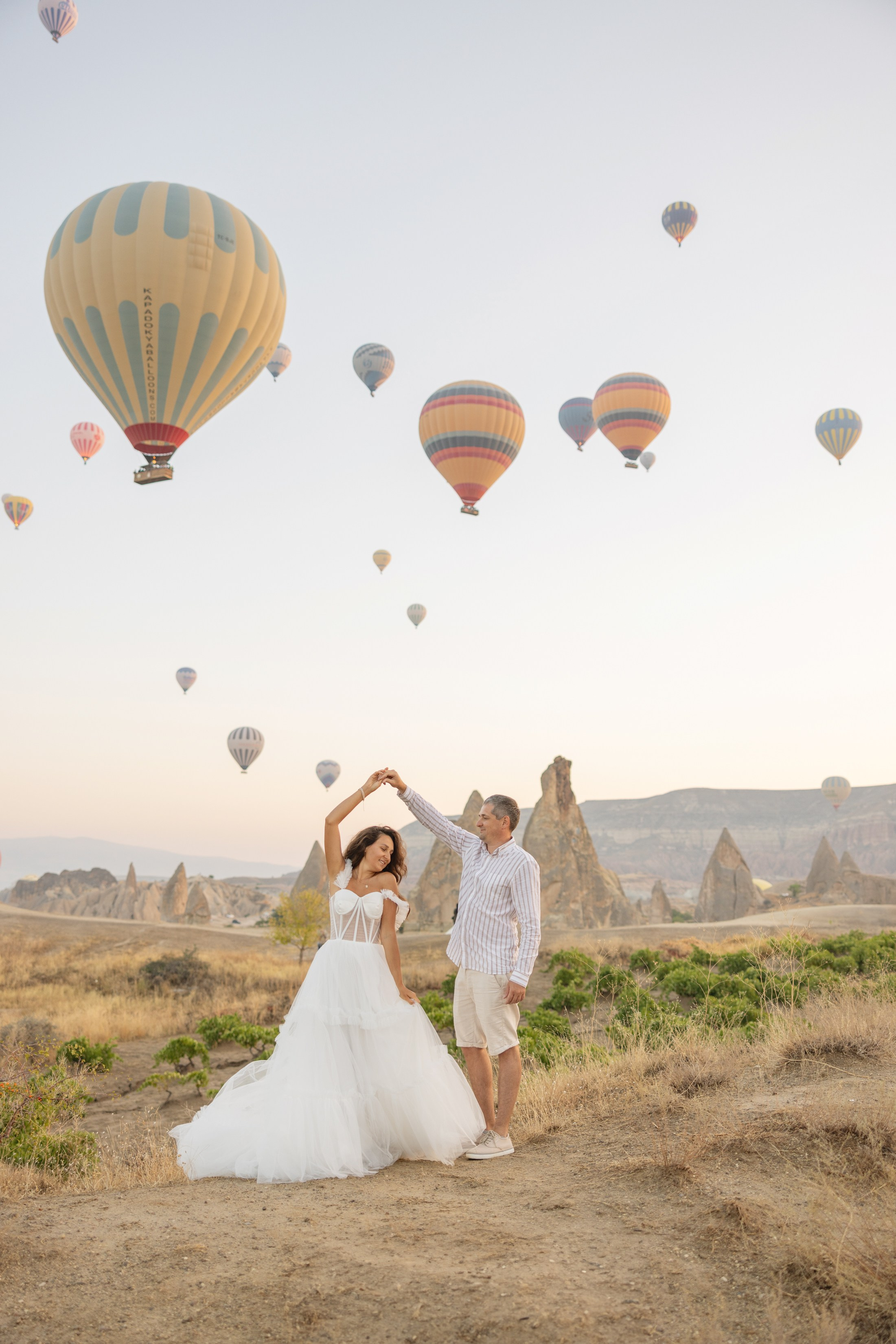 Family Photoshoot at Sunrise with Cappadocia’s Hot Air Balloons. Julia Ganch I Fashion Wedding Photography I Cappadocia Turkey