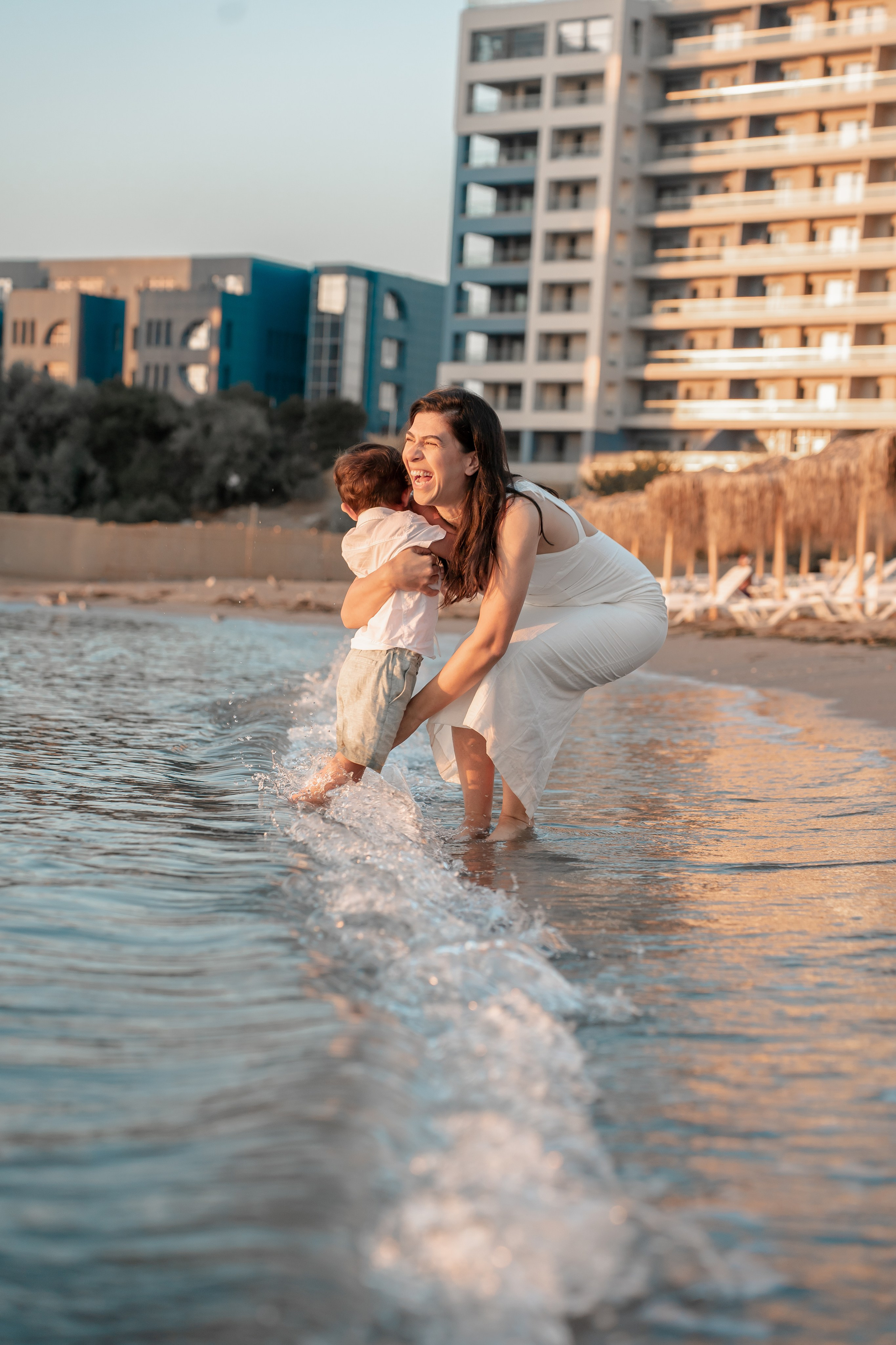 baietel care sare in bratele mamei sale