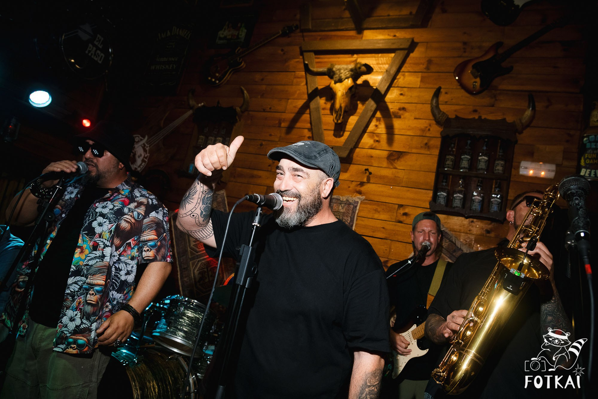 Los Ekilibristas de la Cuerda Floja — Фото с концерта в Торревьехе, 2026 | FOTKAI