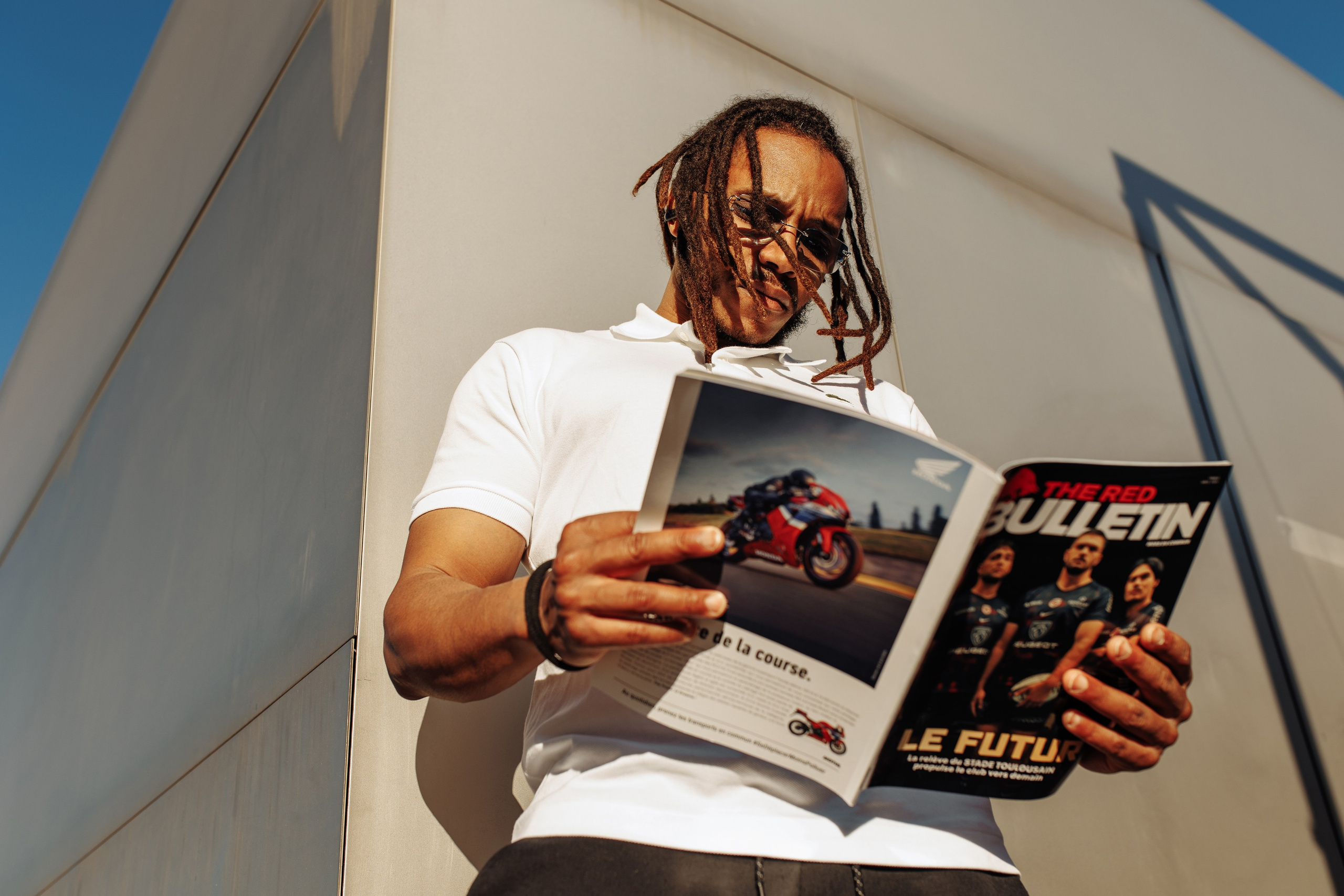 Мужчина читает журнал о спорте