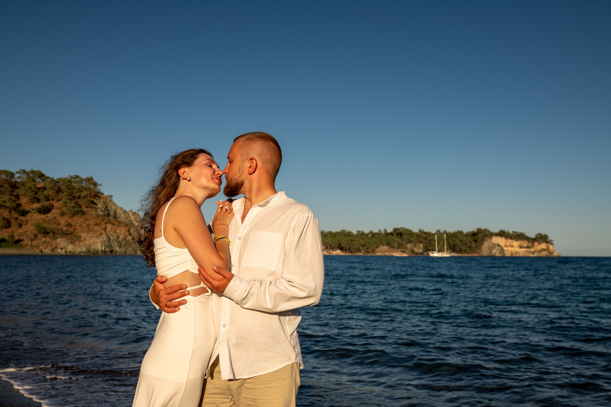 Свадебная фотосессия на диком пляже в Кемере. Photographer in Antalya, Kemer, Turkey