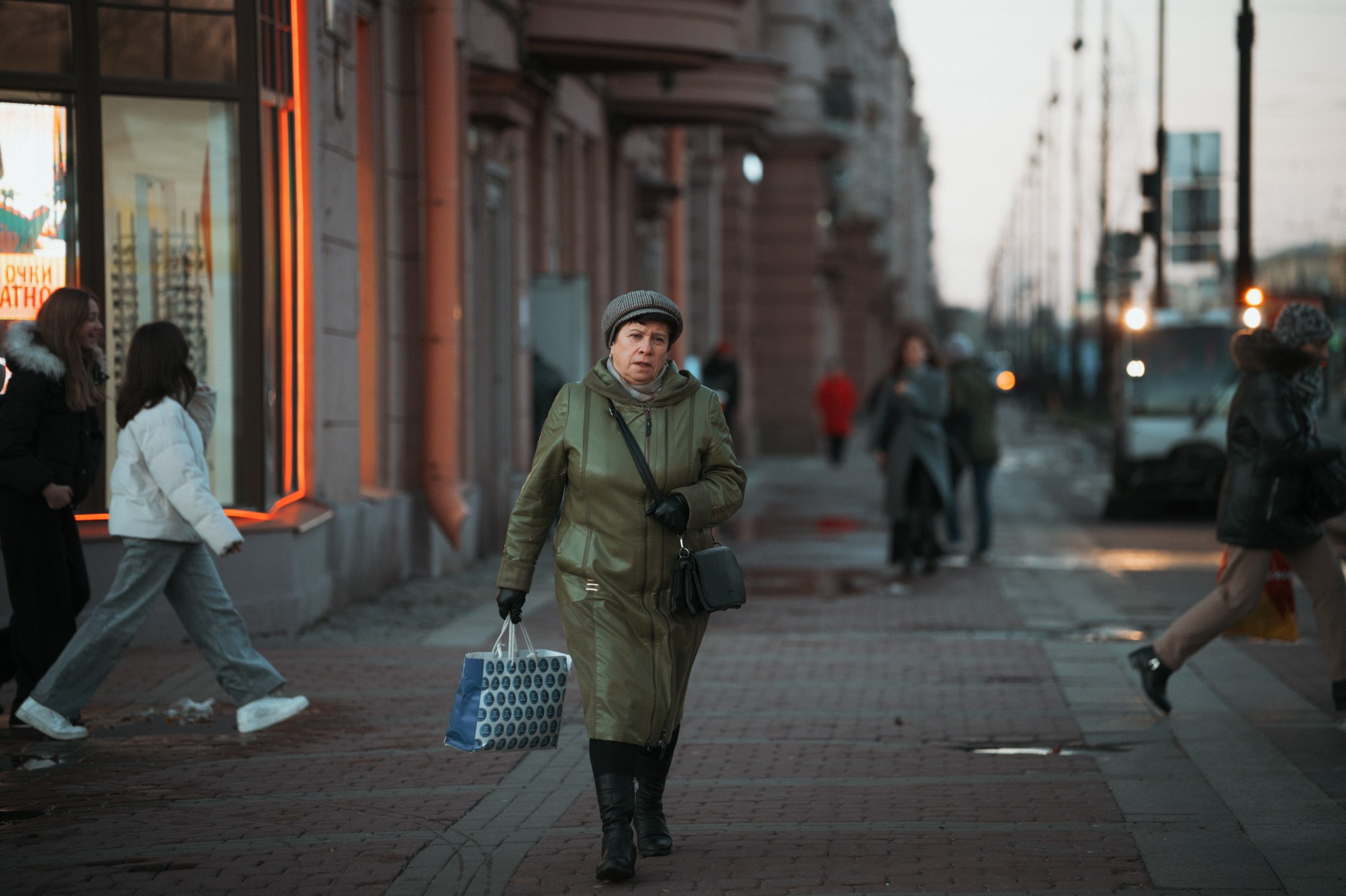 2025. Стрит-фотография, полная абсурда, идиотизма и красоты