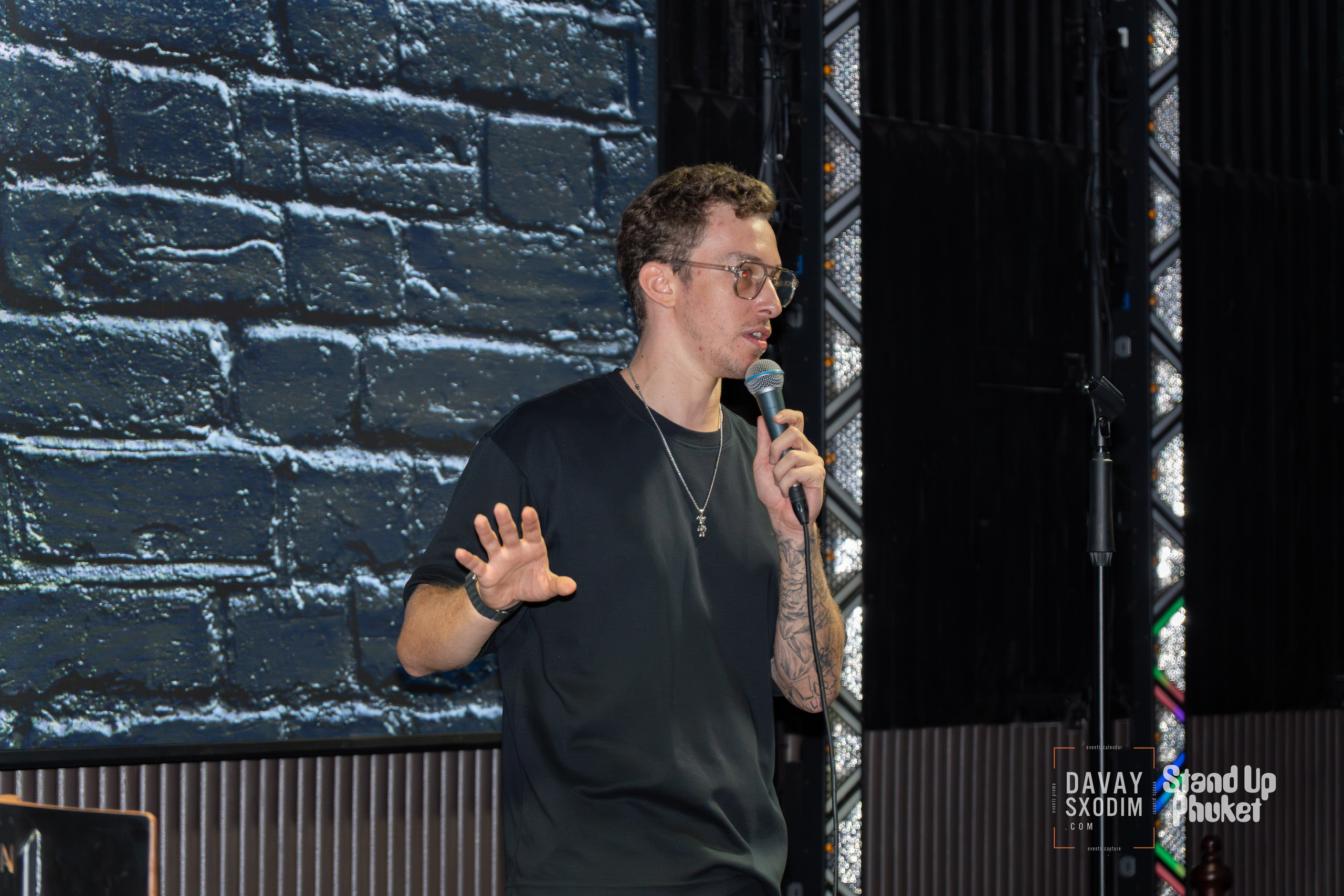 Standup Влада Лапина | Фоторепортаж | Афиша | DAVAYSXODIM.com PHUKET. АФИША|ФОТОРЕПОРТАЖИ|ИВЕНТЫ|ПХУКЕТ