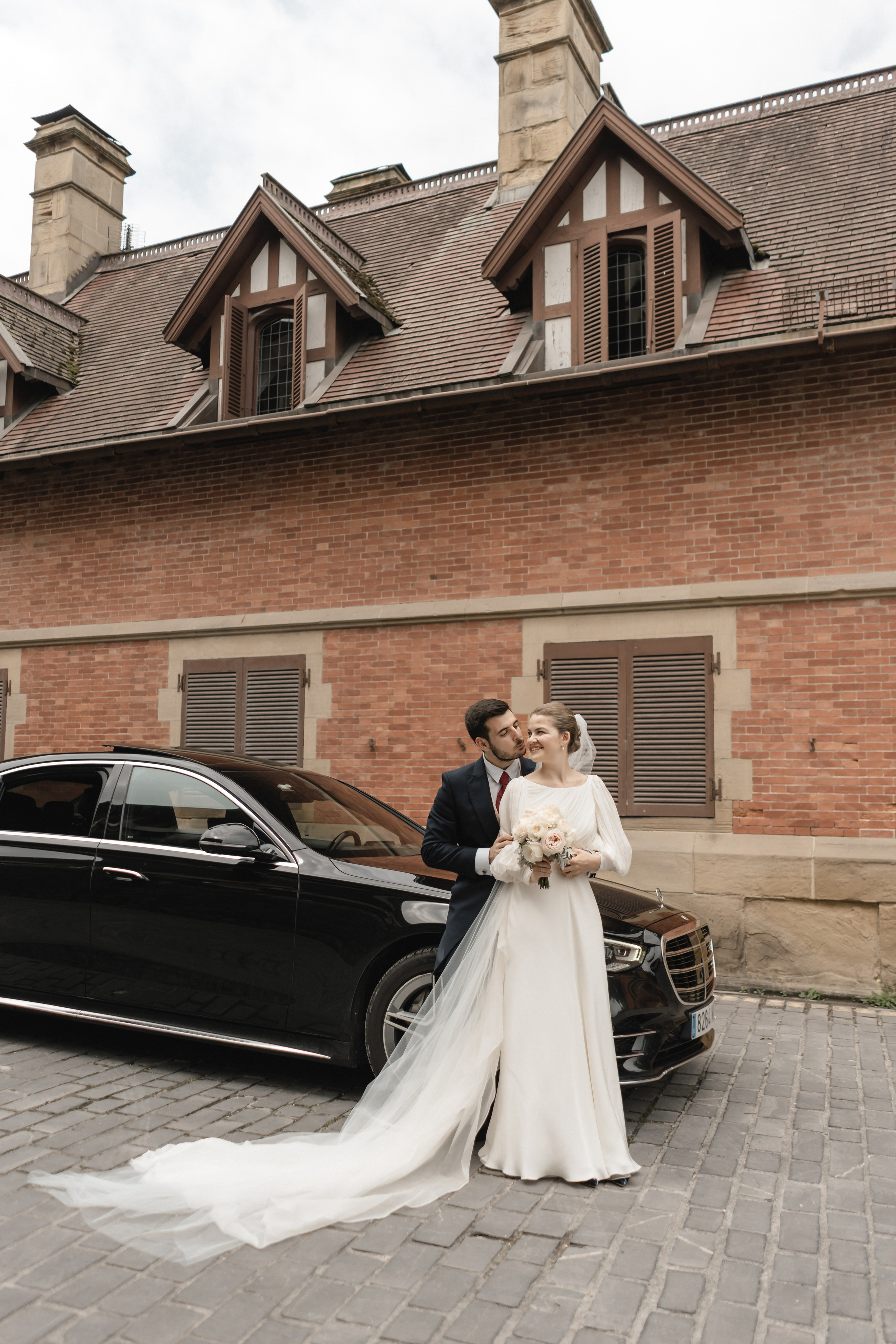 Elegancia y alegría familiar. Boda de Andrés y Lucía en San Sebastián. Holigood foto y video reportaje de bodas en San Sebastián y Europa