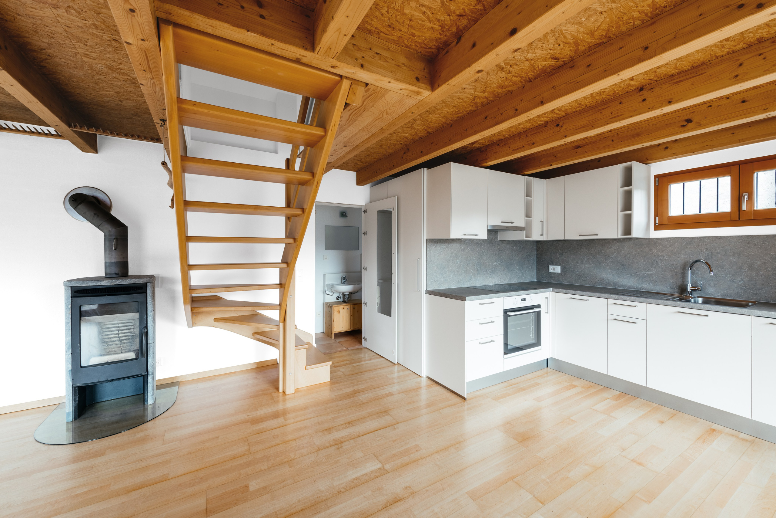 Haus, CUGNASCO, TICINO. Hallo! Ich bin Elena und arbeite als Immobilienfotografin