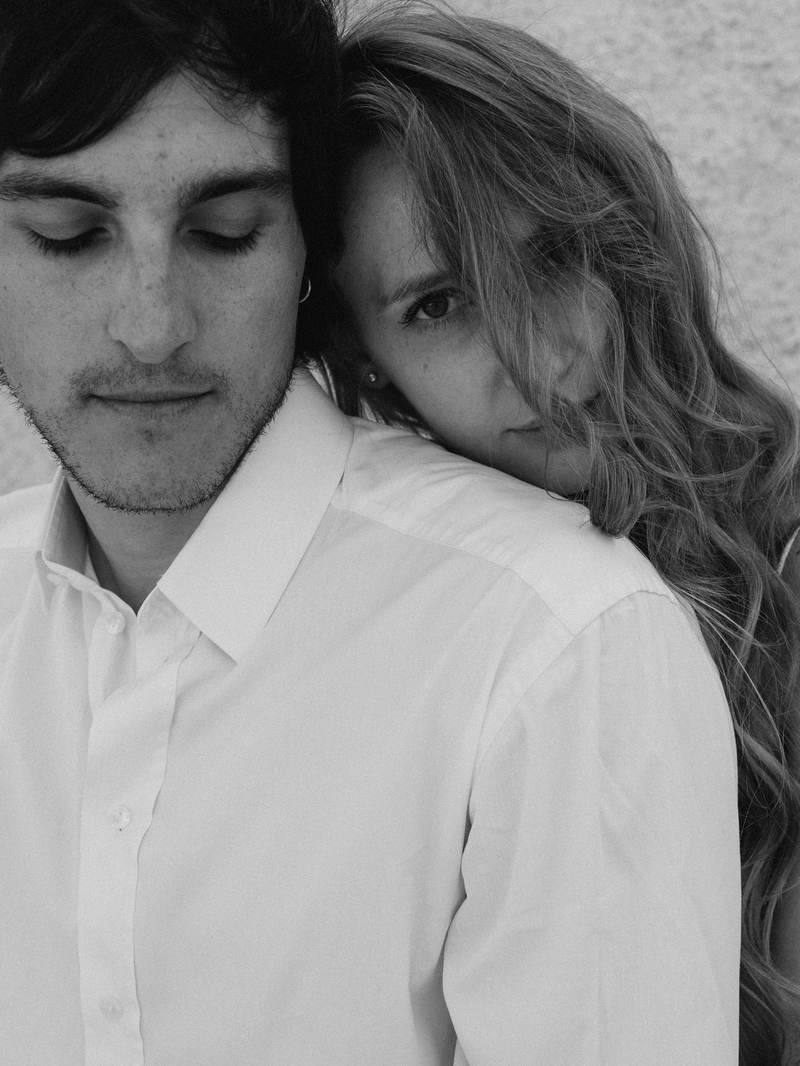 Чёрно-белый портрет жениха и невесты, камерная свадьба в Пезаро, естественные эмоции