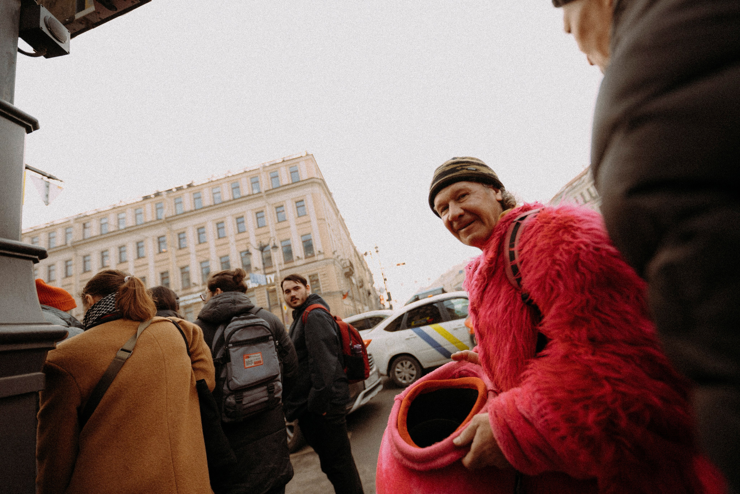 2025. Стрит-фотография, полная абсурда, идиотизма и красоты