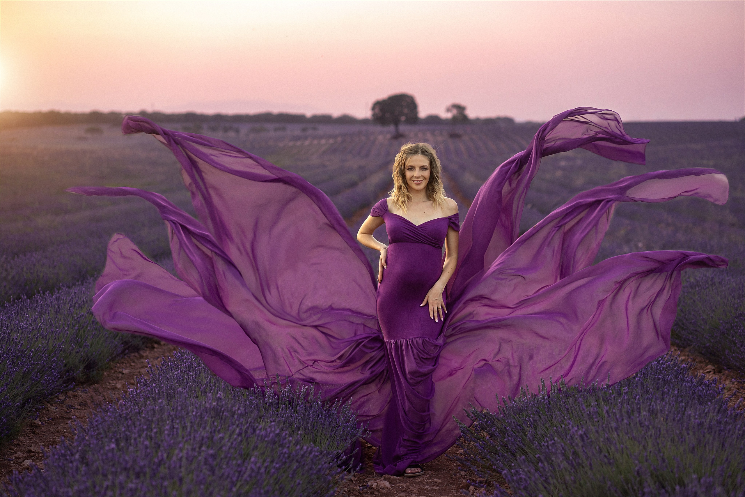 беременная в лаванде в развивающемся платье