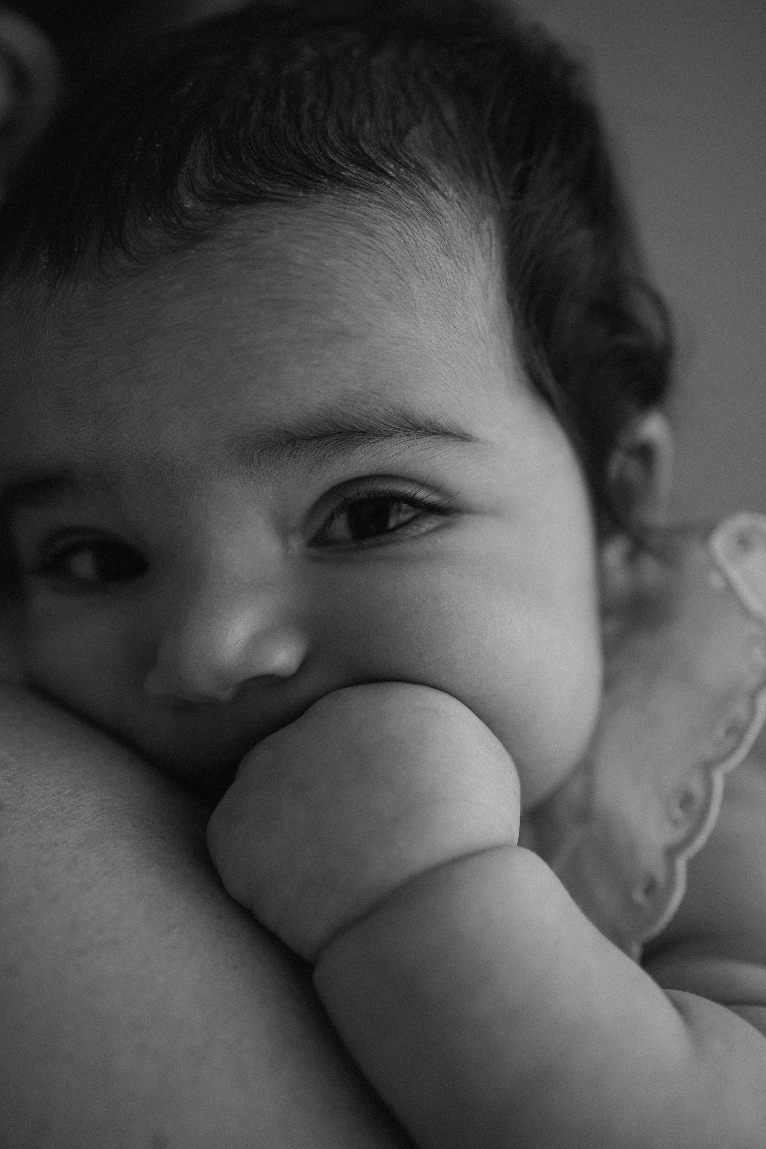 Tiny toes. Фотограф родов, семей и новорожденных малышей в Дубае