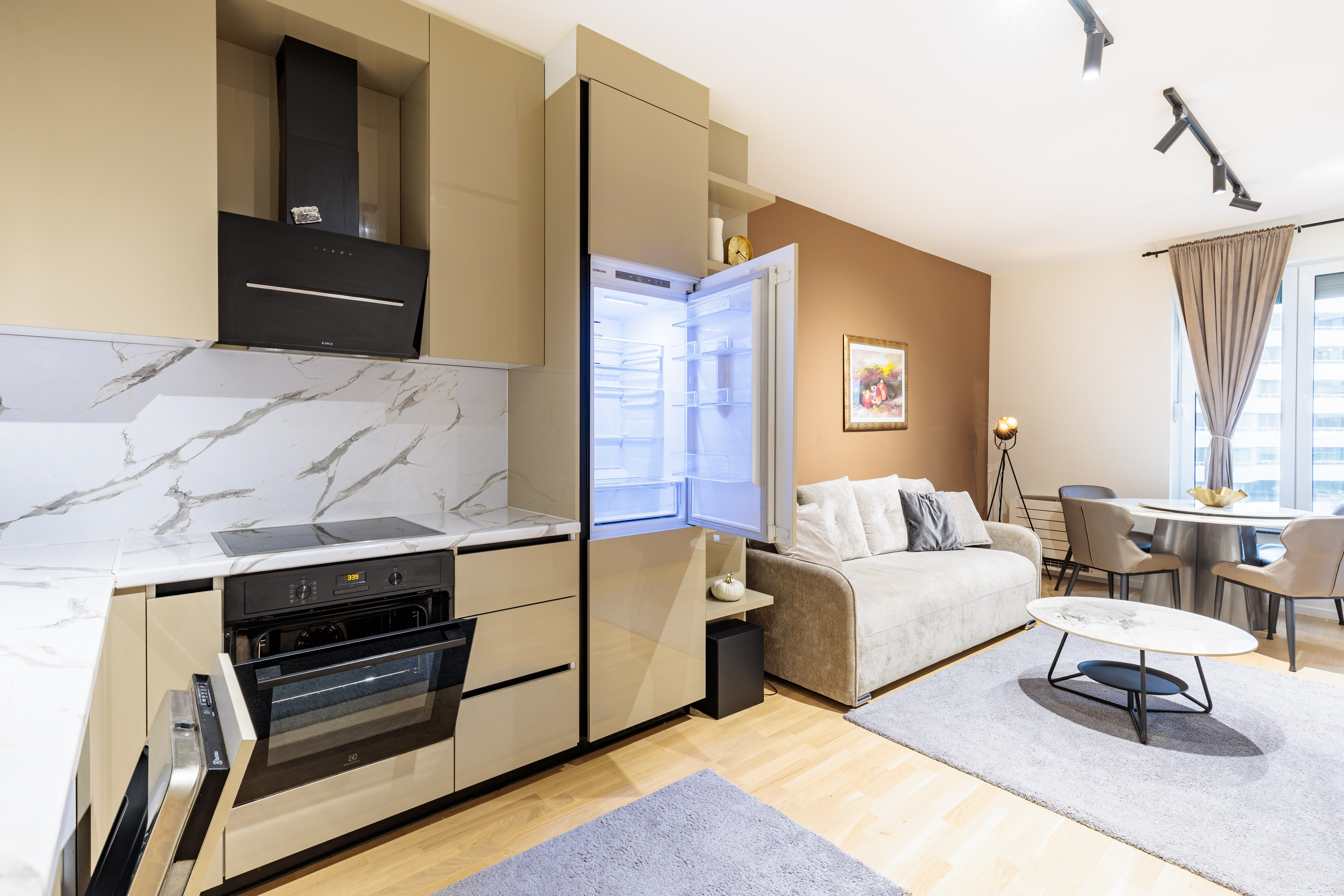 Fotografija modernog enterijera apartmana u Ilidža Residence naselju u Sarajevu, sa elegantnim dizajnom, toplim tonovima i savremenim rasporedom prostora.