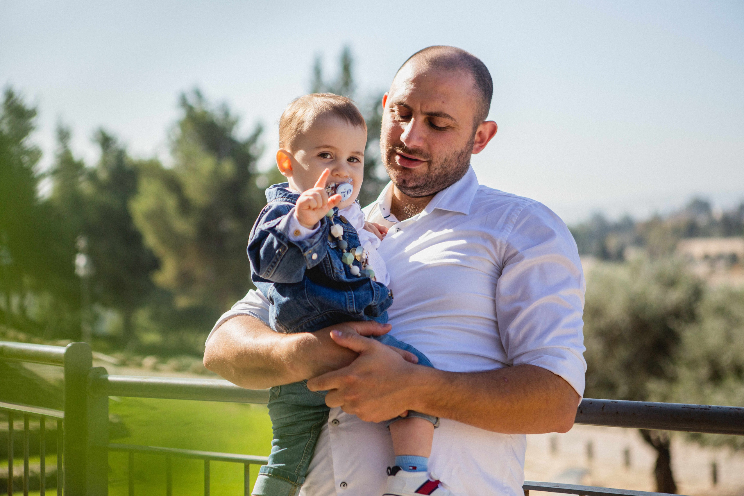 AT THE WALLS OF THE OLD CITY. PHOTOGRAPHER IN ISRAEL