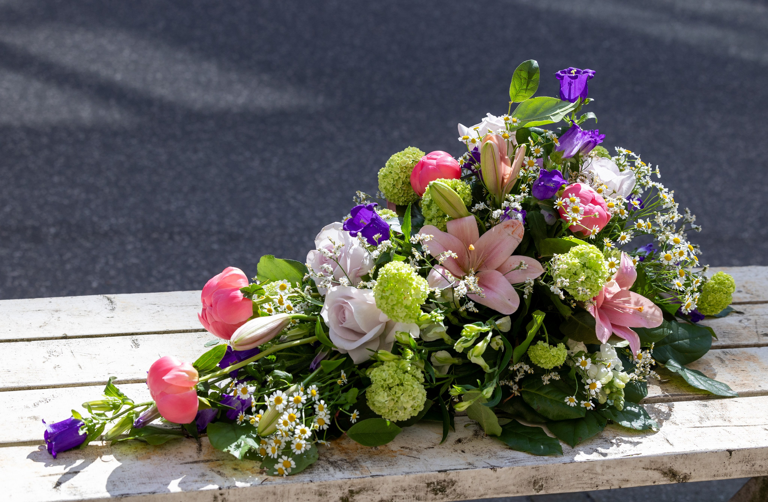 Sommer feeling båredekoration som vil typisk bestå af blomster som roser, pæoner og liljer. Bestil en båredekoration der ligner denne båredekoration. 
