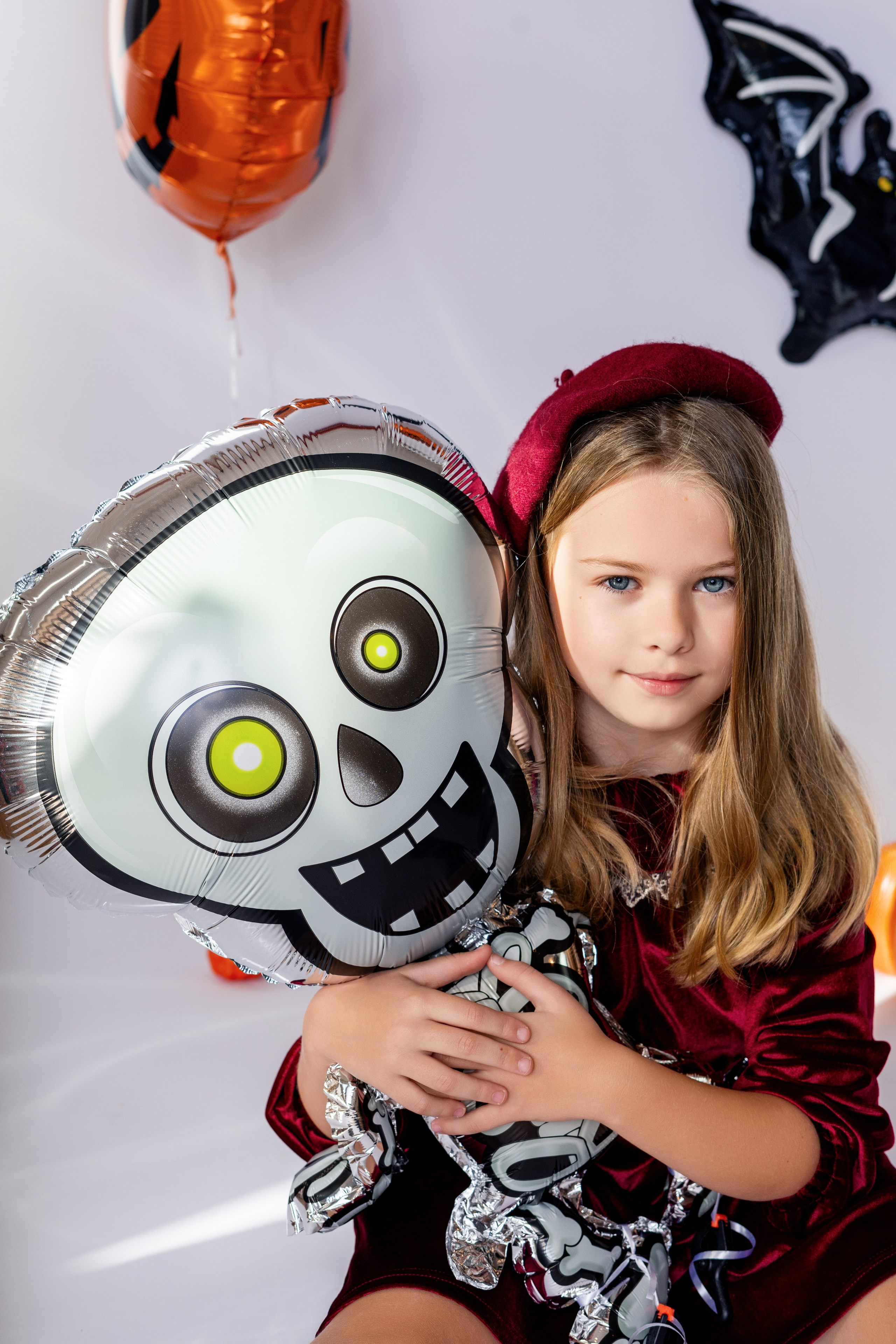 Photo de famille avec enfant dans un décor Halloween	•	Parents et enfant lors d’une séance photo Halloween en studio à Roanne