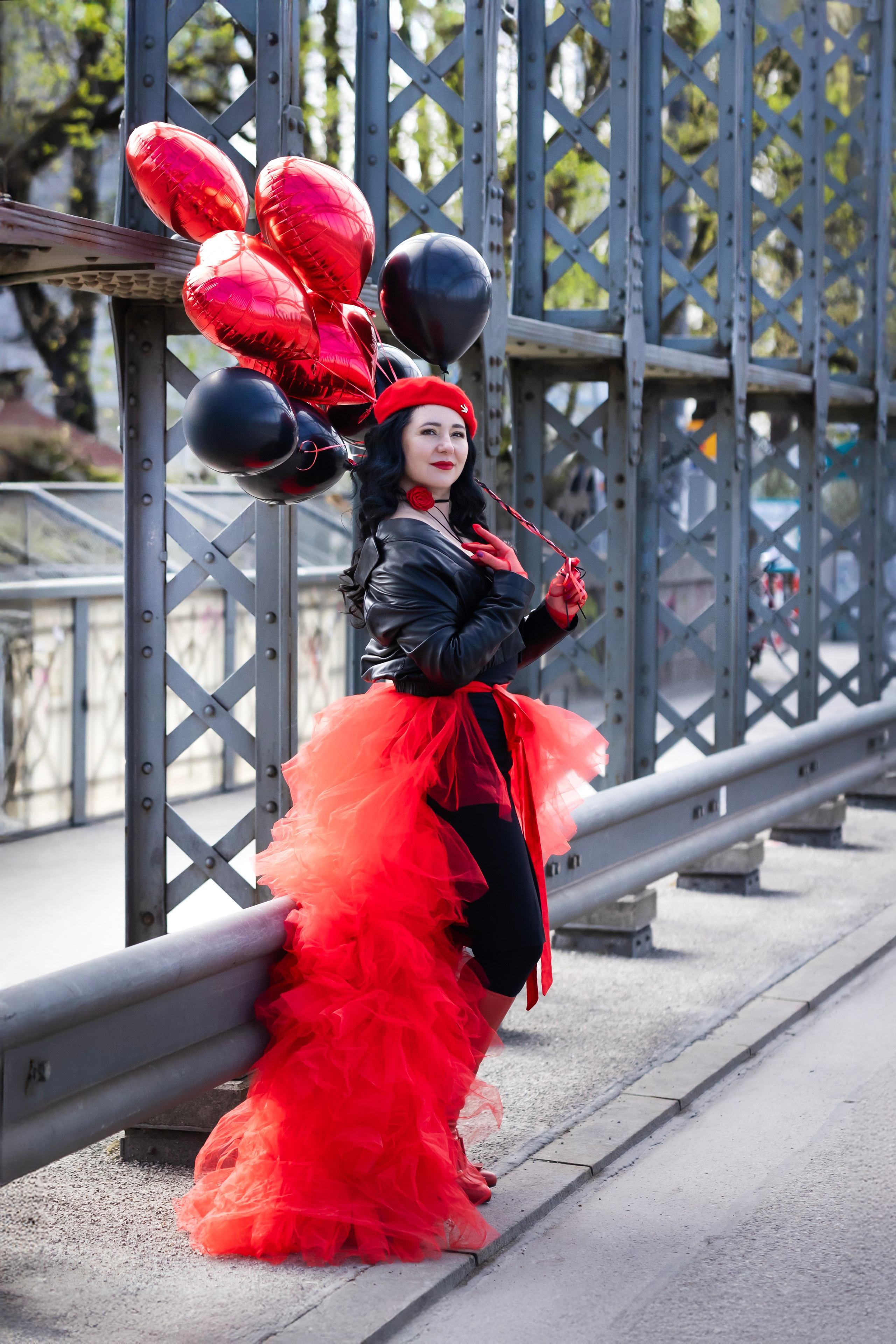 Balloons and red skirt. Фотограф в Мюнхене