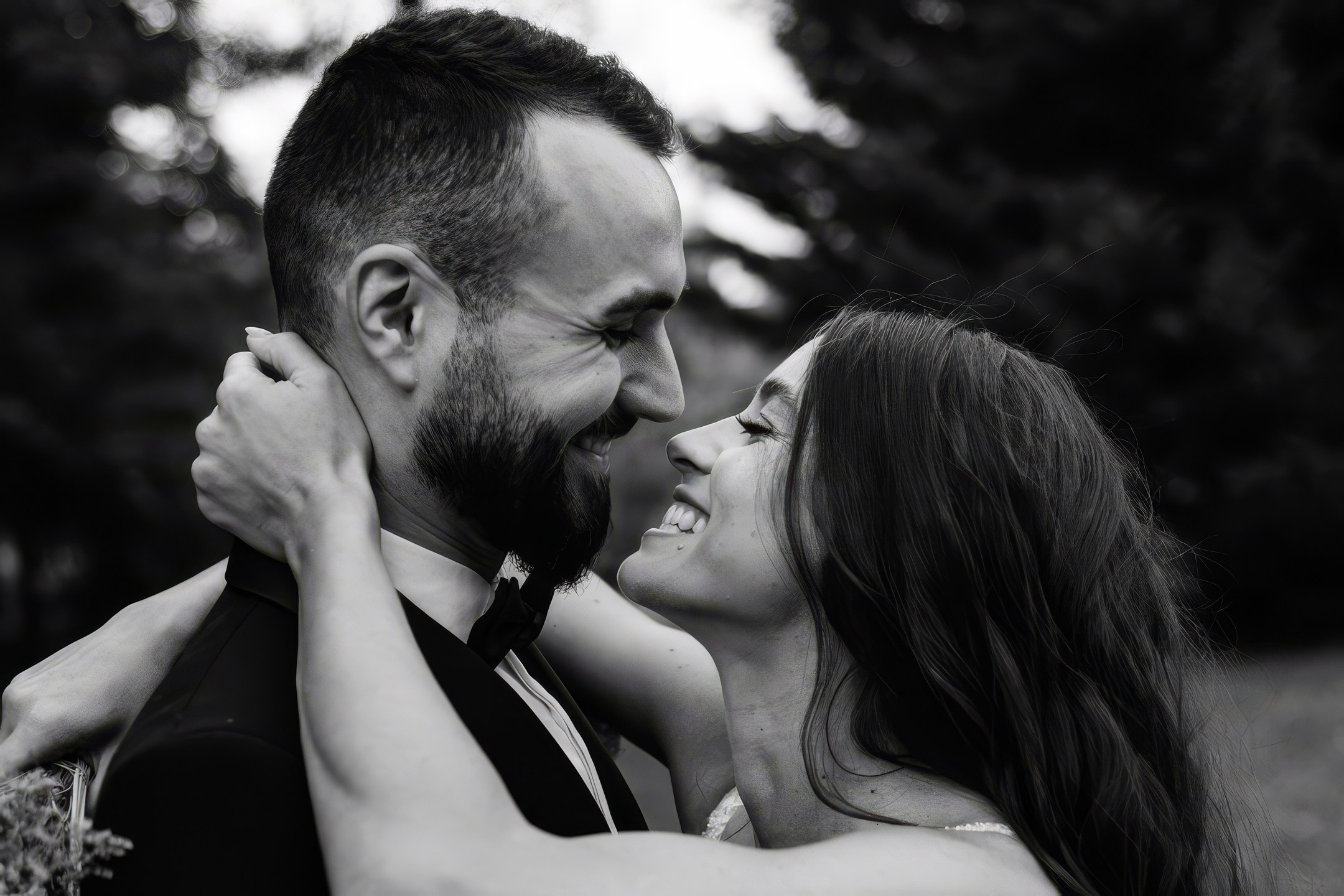 moment romantic al mirilor lumină naturală fotograf nuntă București. Blink Photo