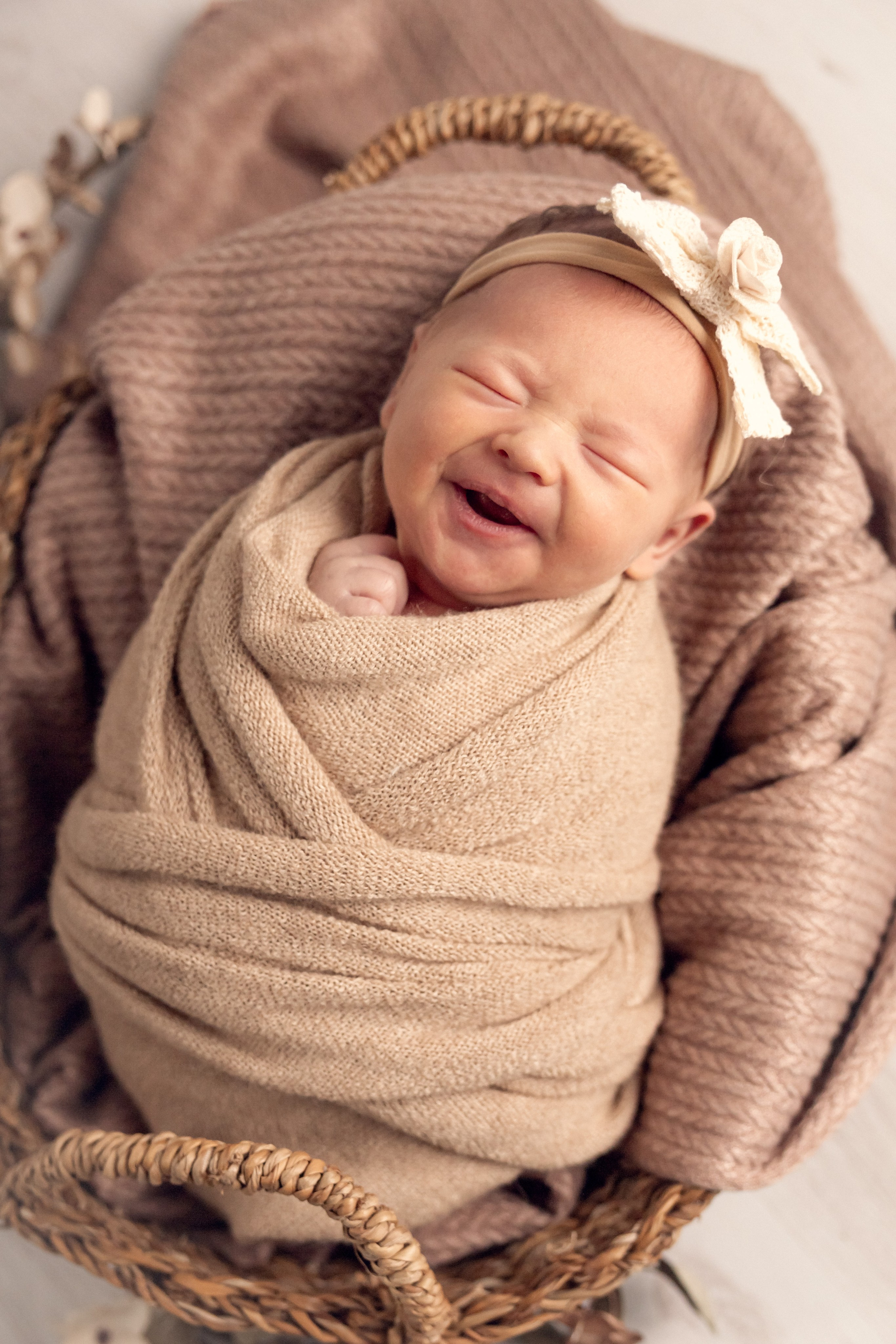 Detail novorozence během newborn focení ve fotoateliéru Písek