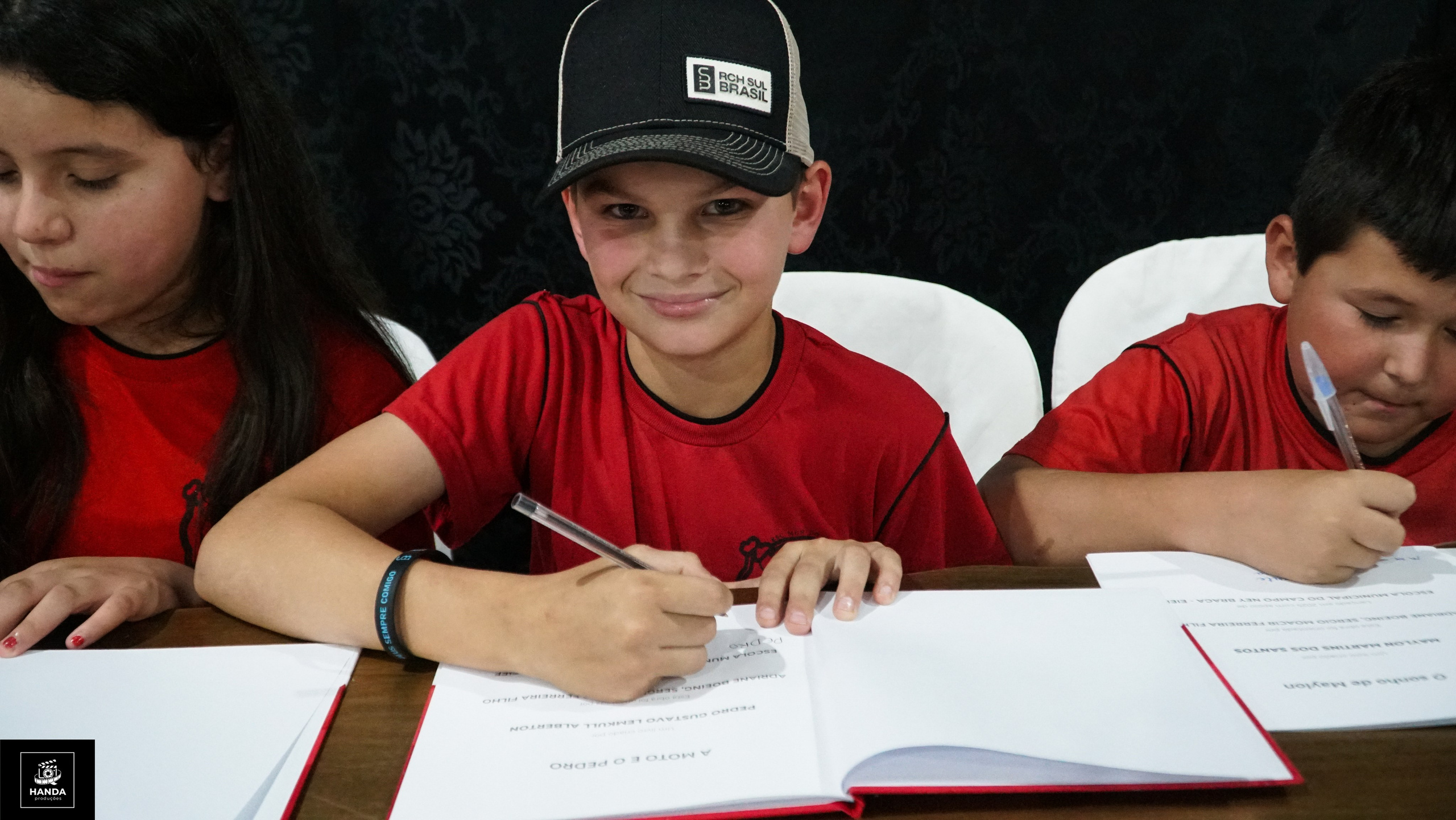 Noite autógrafos colégio Aurélio Buarque de Holanda. Handa Produções